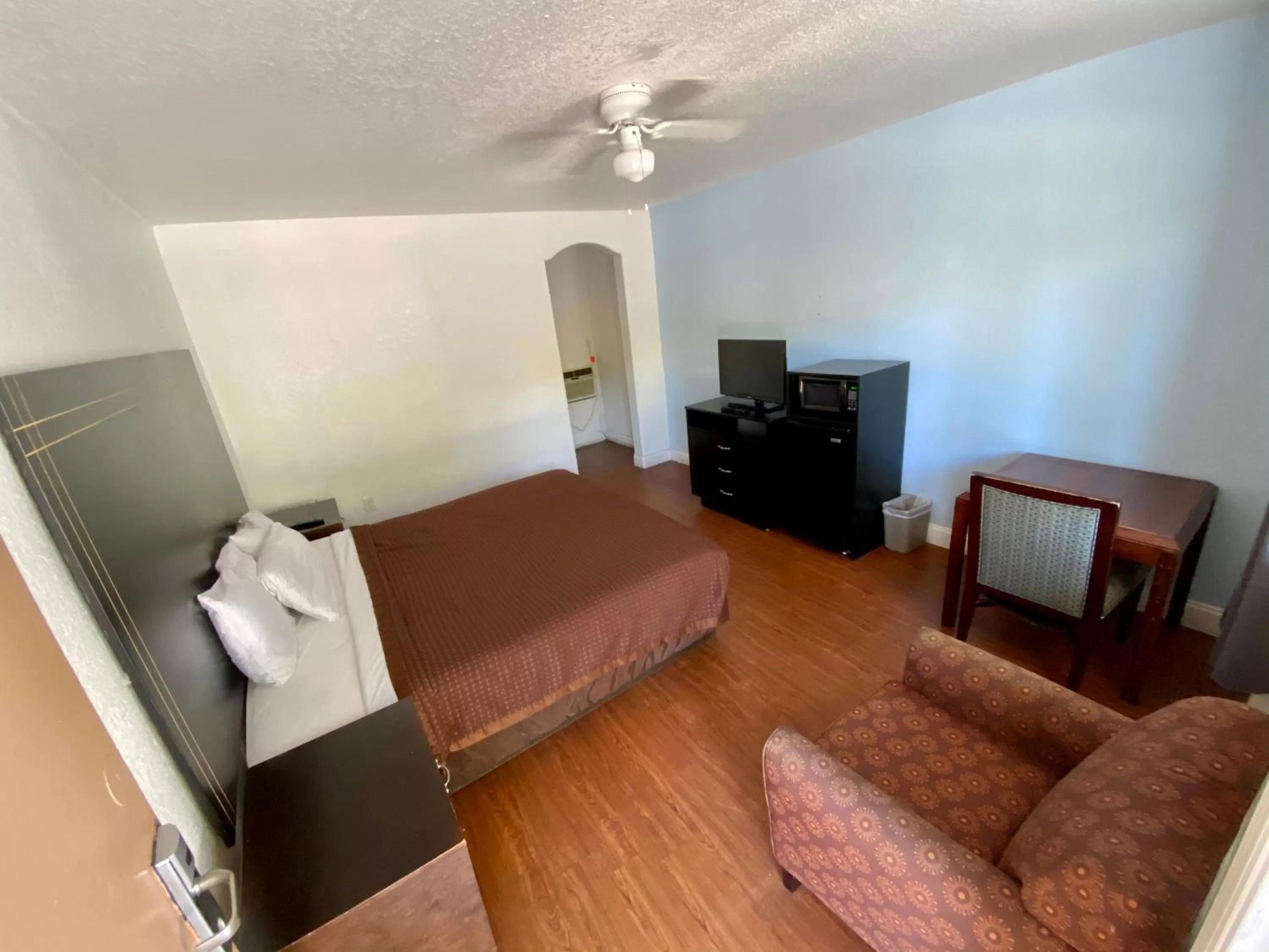 Photo of the whole room, Bed in Tarpon Inn