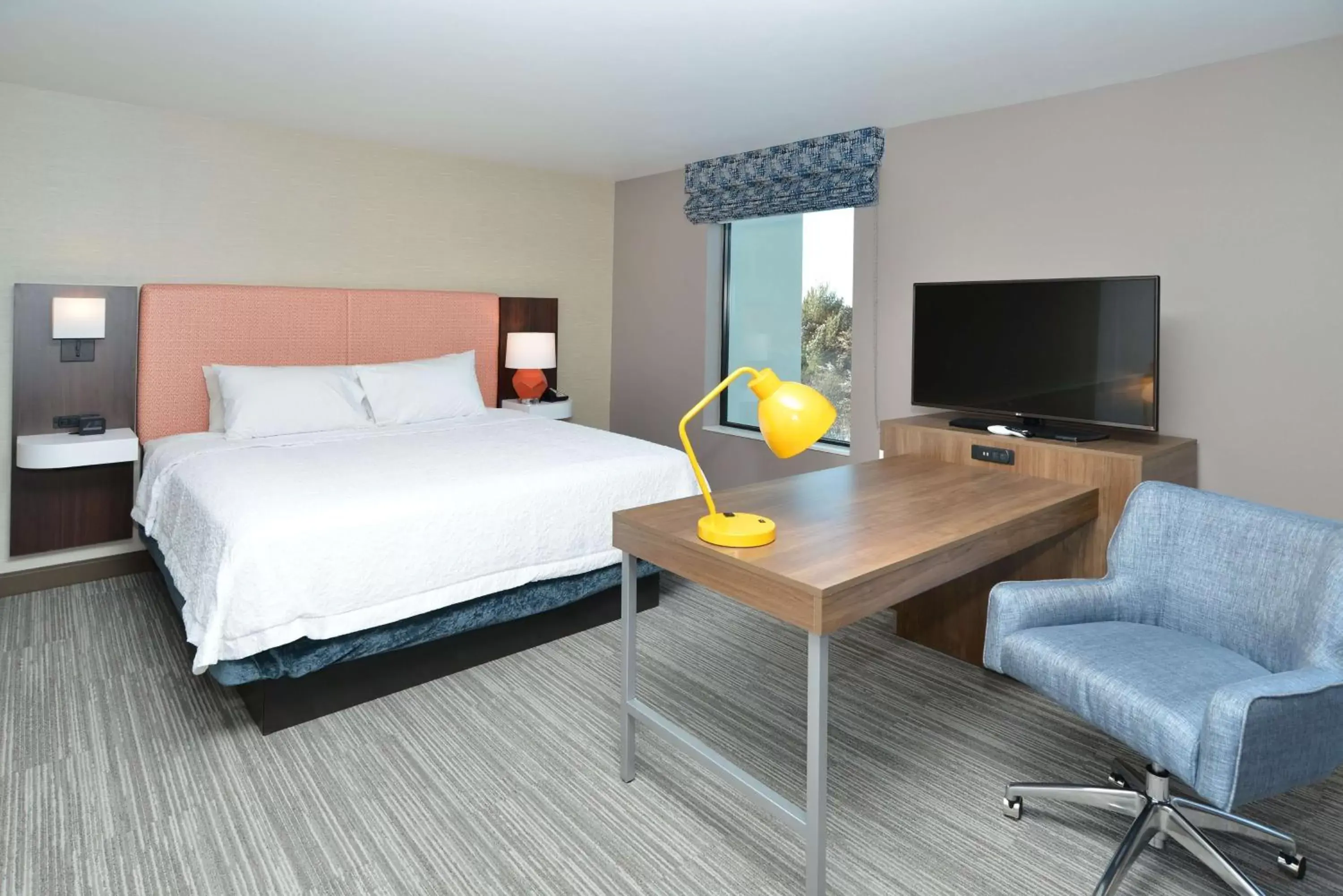 Bed in Hampton Inn & Suites Menomonie-UW Stout
