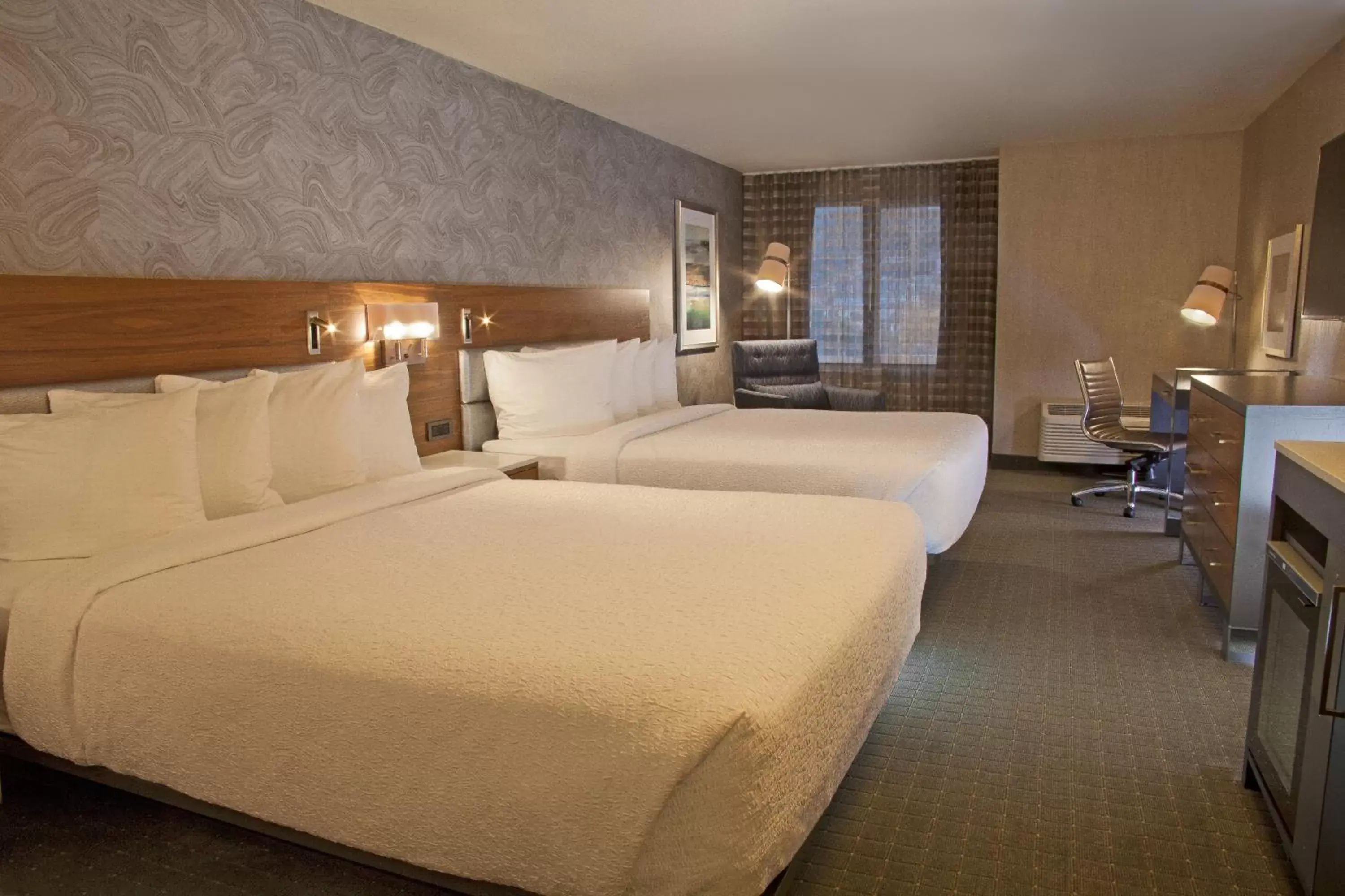 Bed in Silver Cloud Hotel - Mukilteo Waterfront