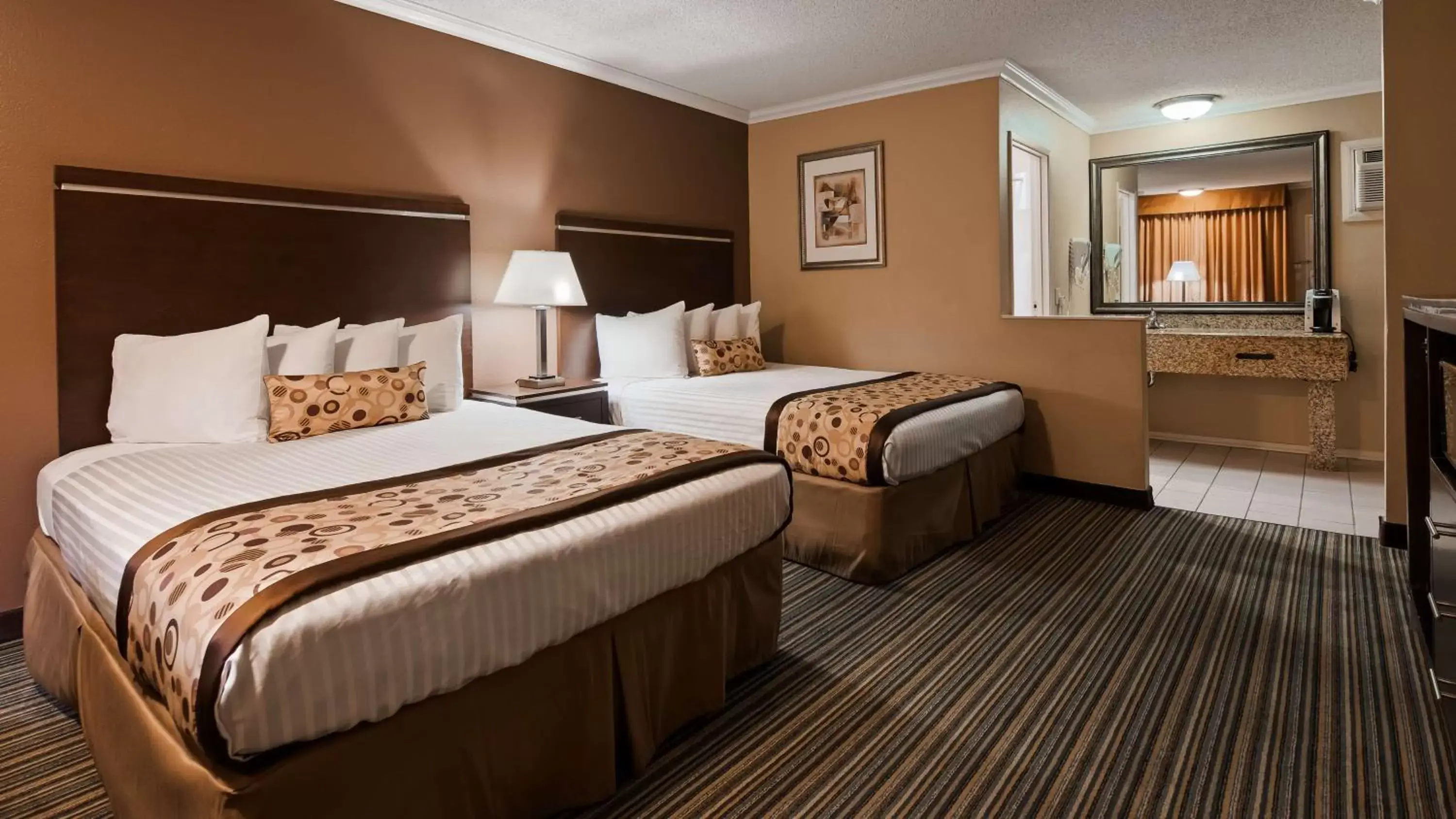 Photo of the whole room, Bed in Best Western Courtesy Inn - Anaheim Park Hotel