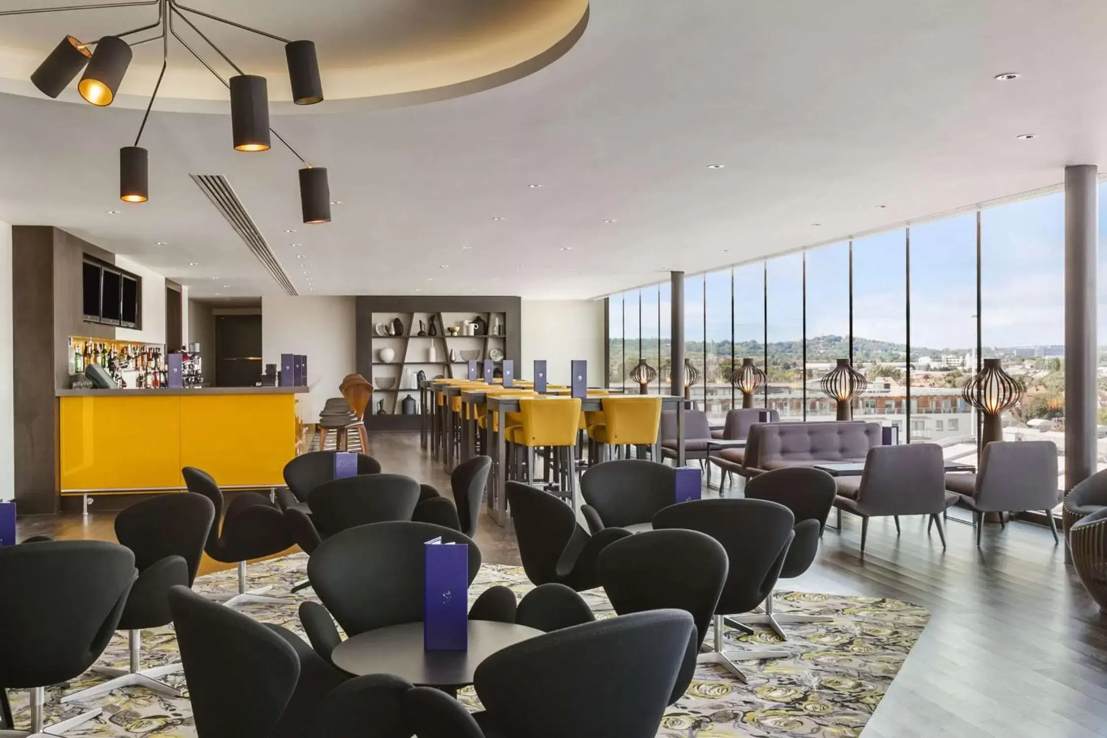 Lounge or bar, Restaurant/Places to Eat in Hilton London Wembley