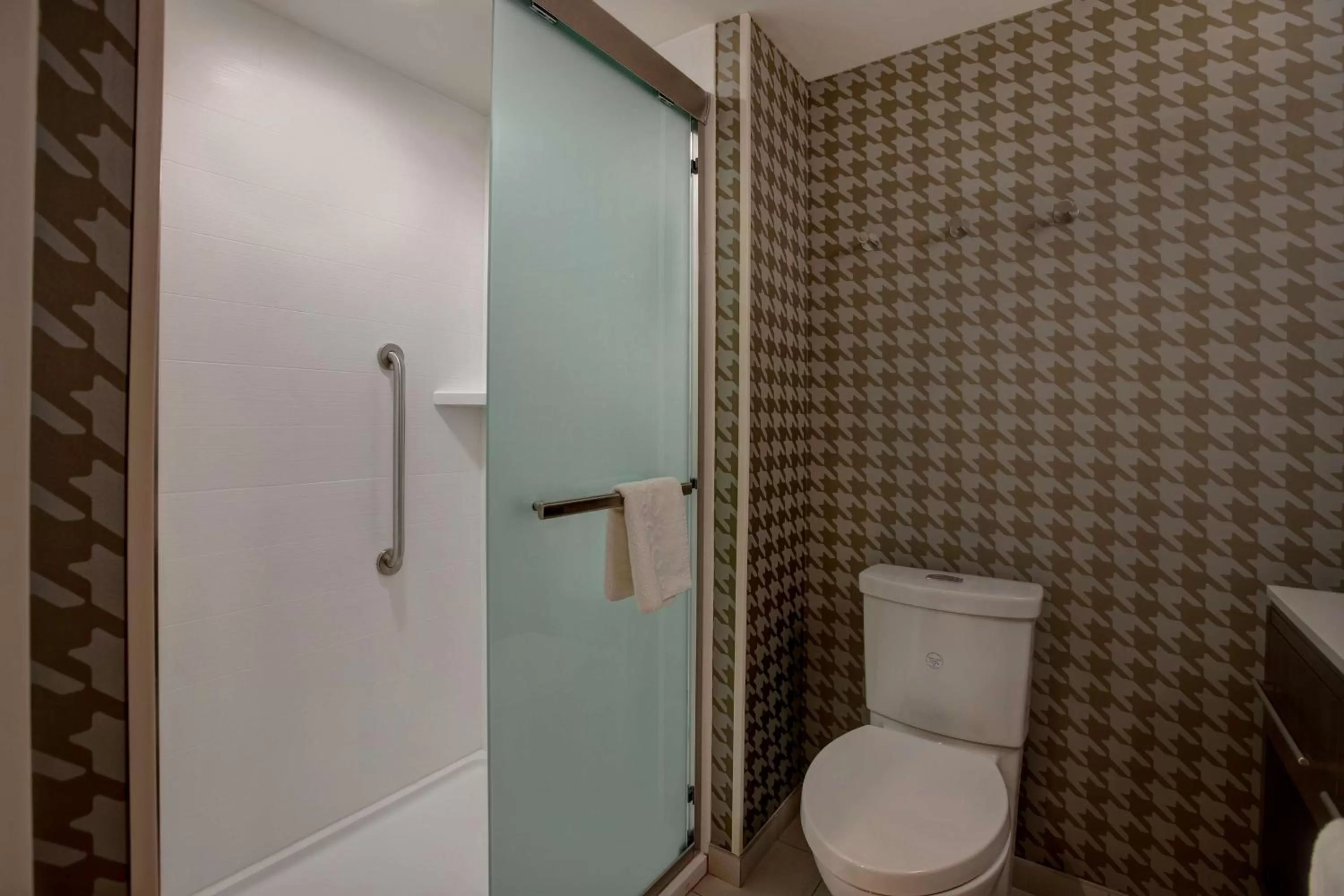 Bathroom in Home2 Suites By Hilton Lexington Hamburg