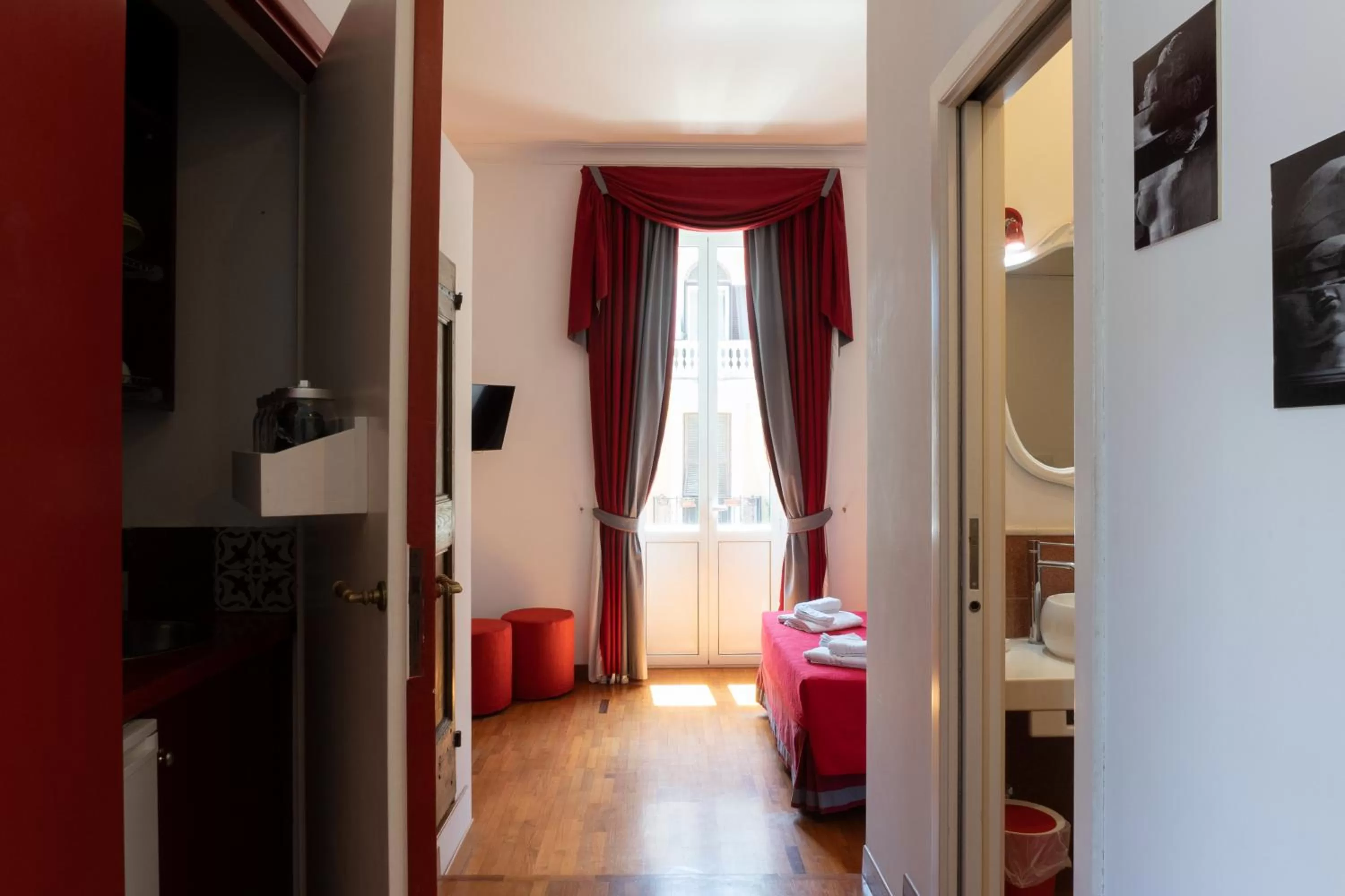 TV and multimedia, Bed in Residenza Romana