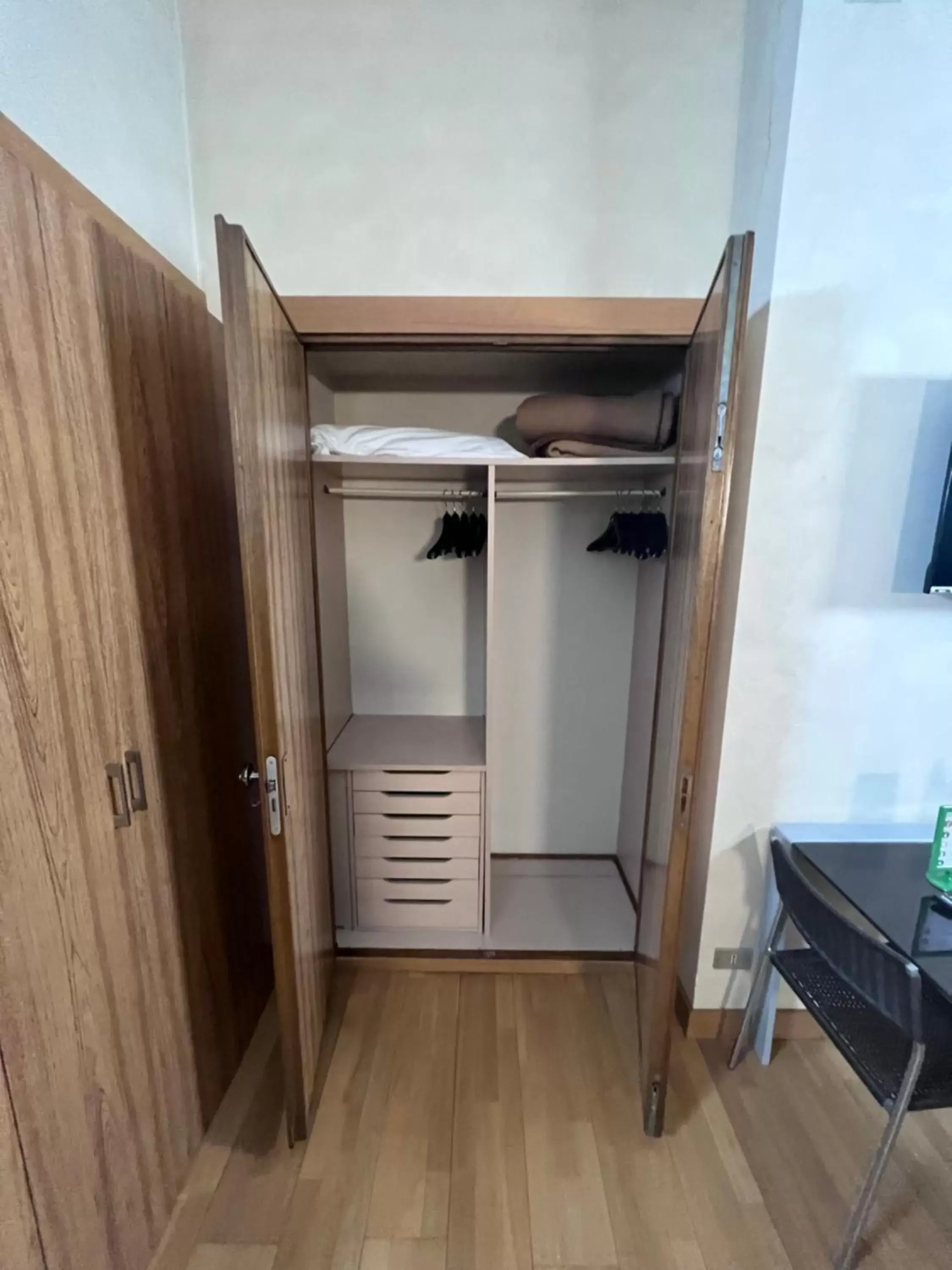 wardrobe, Bathroom in Residence Star