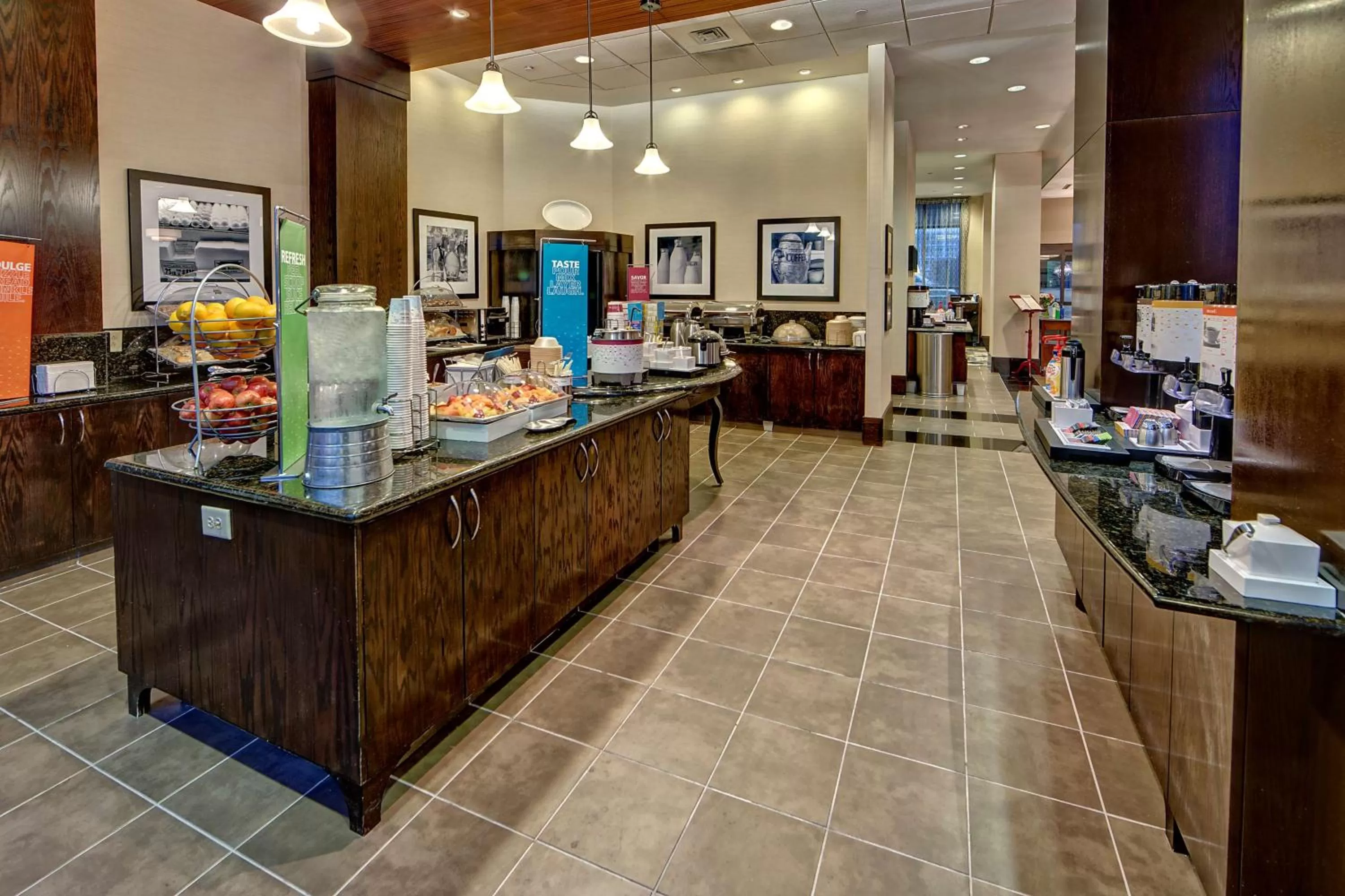 Breakfast in Hampton Inn & Suites Nashville-Downtown