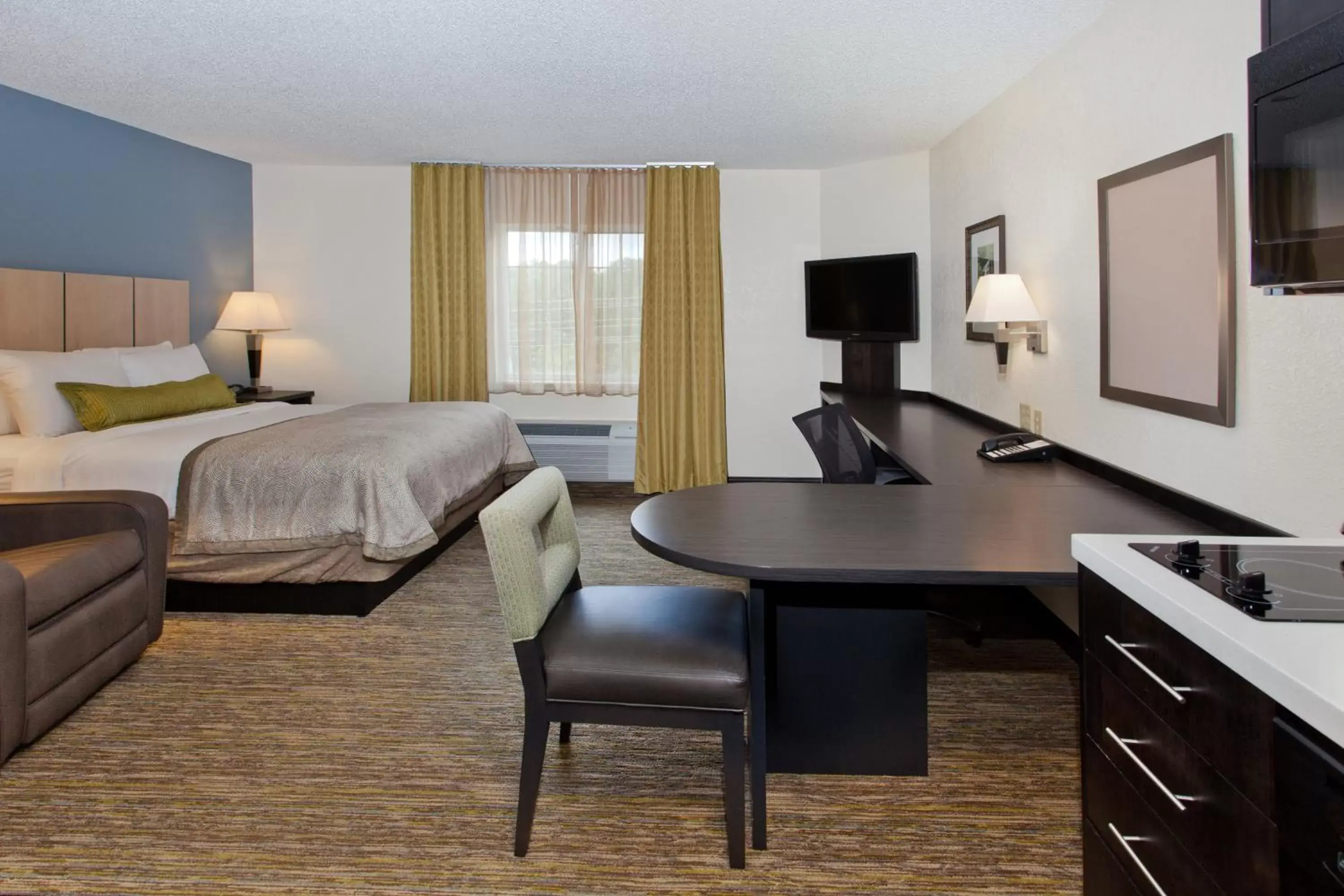 Photo of the whole room, TV/Entertainment Center in Sonesta Simply Suites Philadelphia Willow Grove