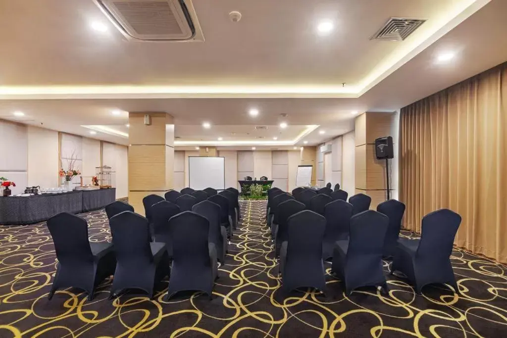 Meeting/conference room in Quest Hotel Darmo - Surabaya by ASTON