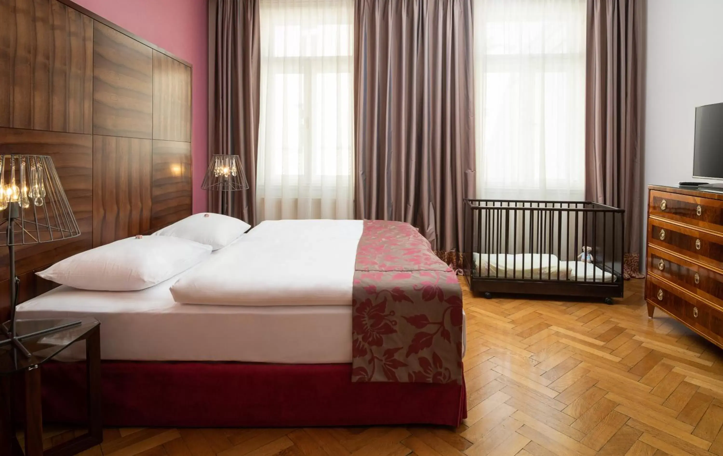 Photo of the whole room, Bed in Appartement-Hotel an der Riemergasse