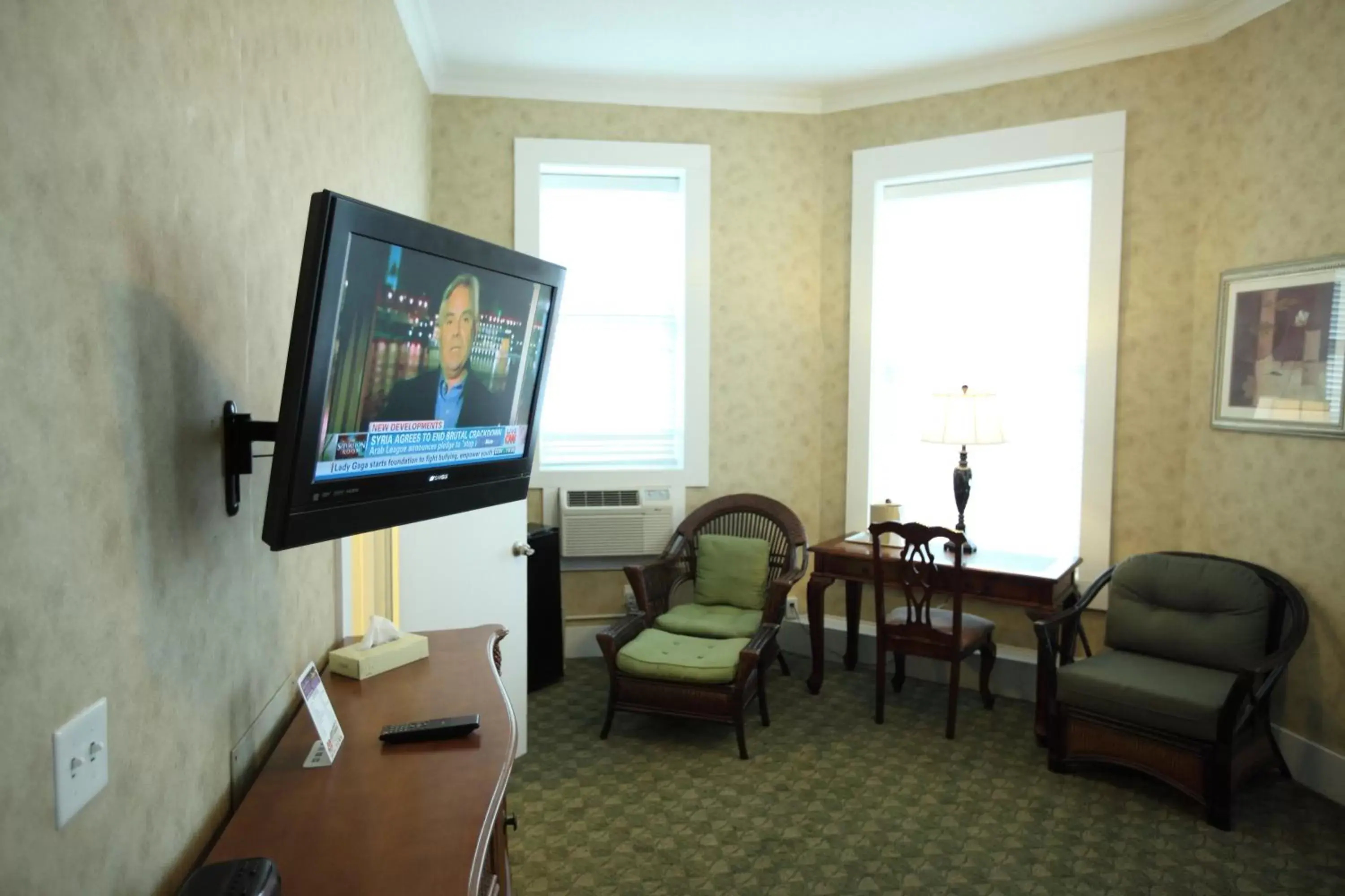 Living room, TV/Entertainment Center in The Island House Hotel