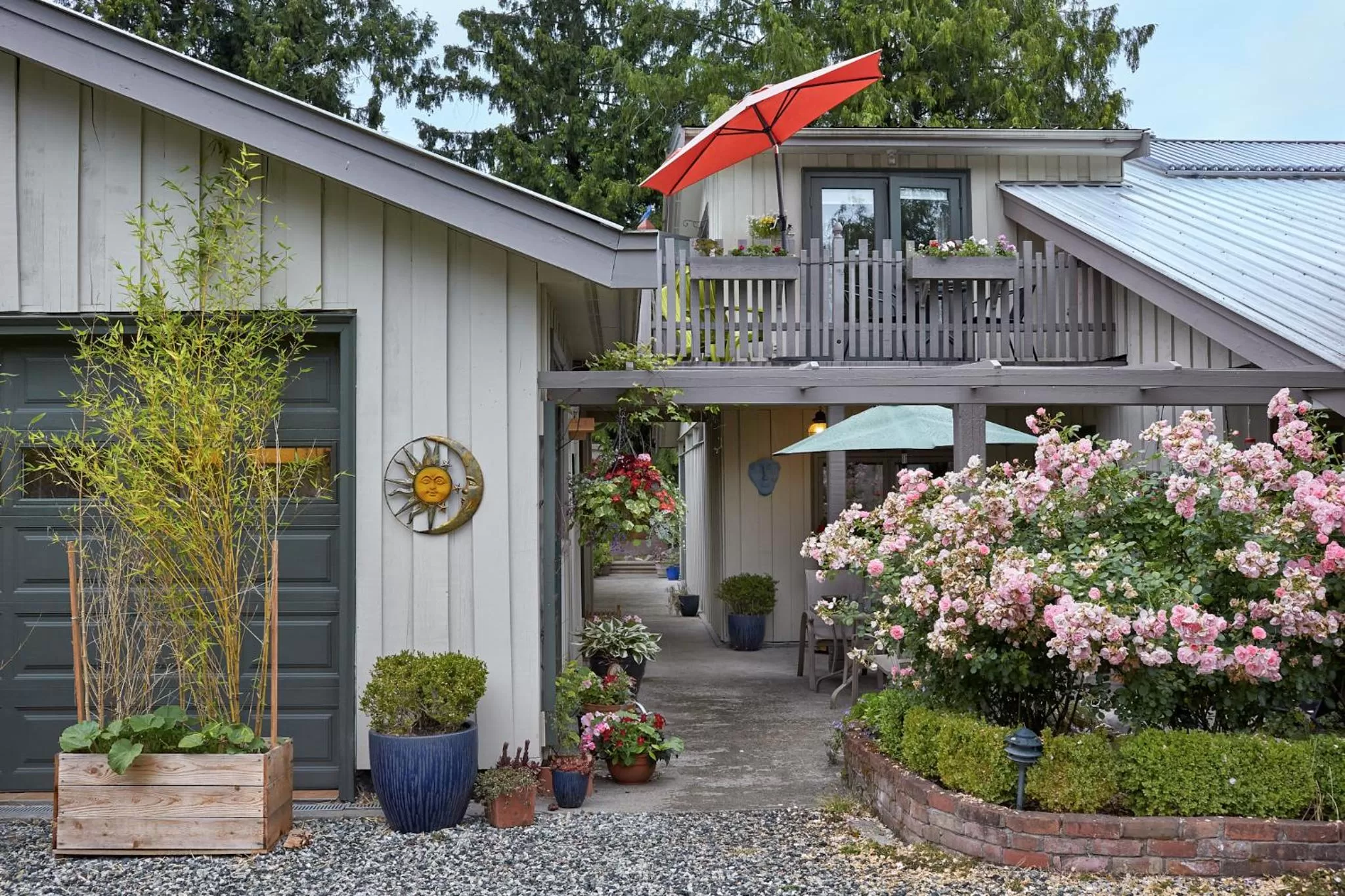 Facade/entrance, Patio/Outdoor Area in Hedgerow House