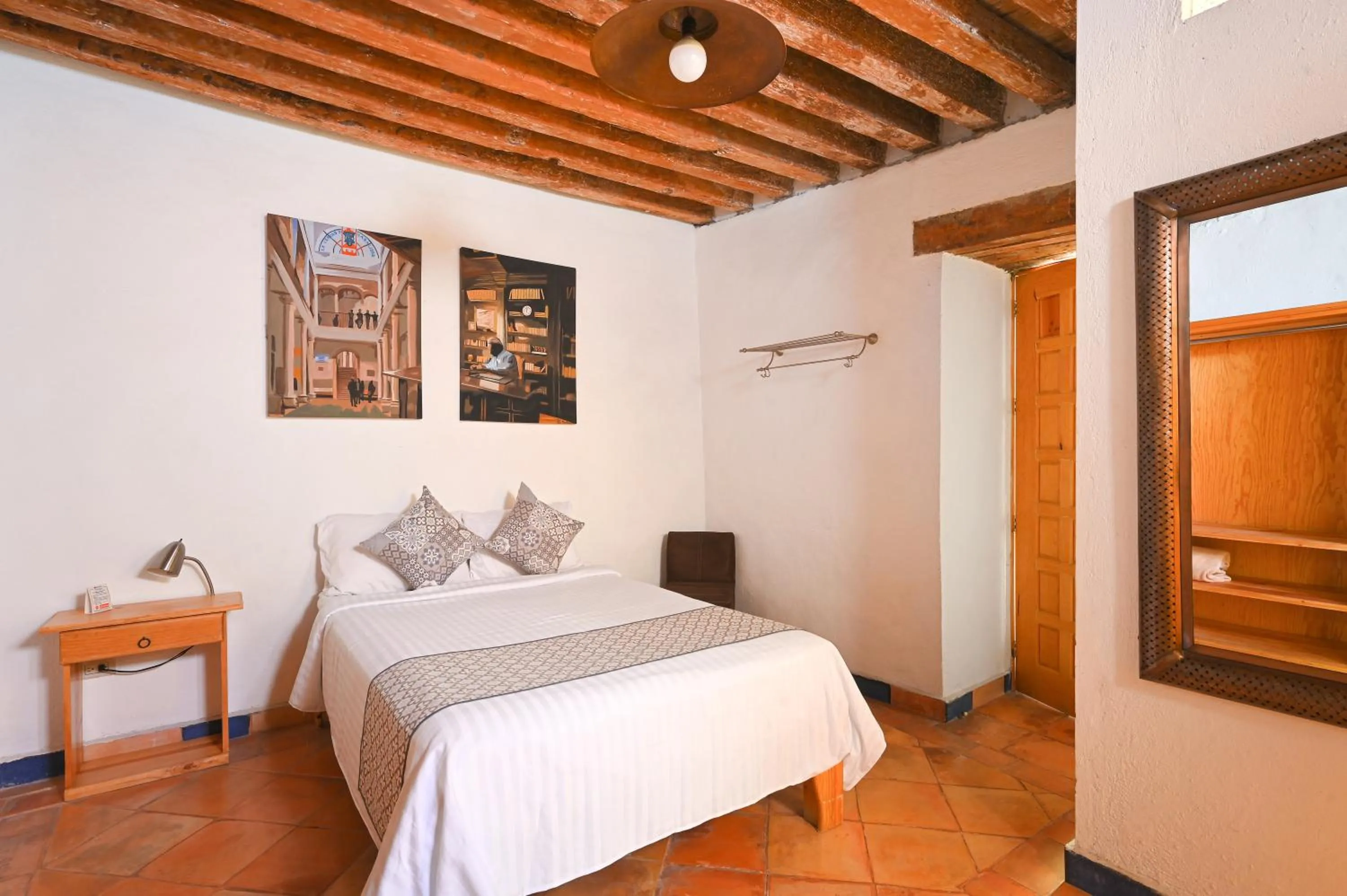 Bed in Hotel Meson Cuevano