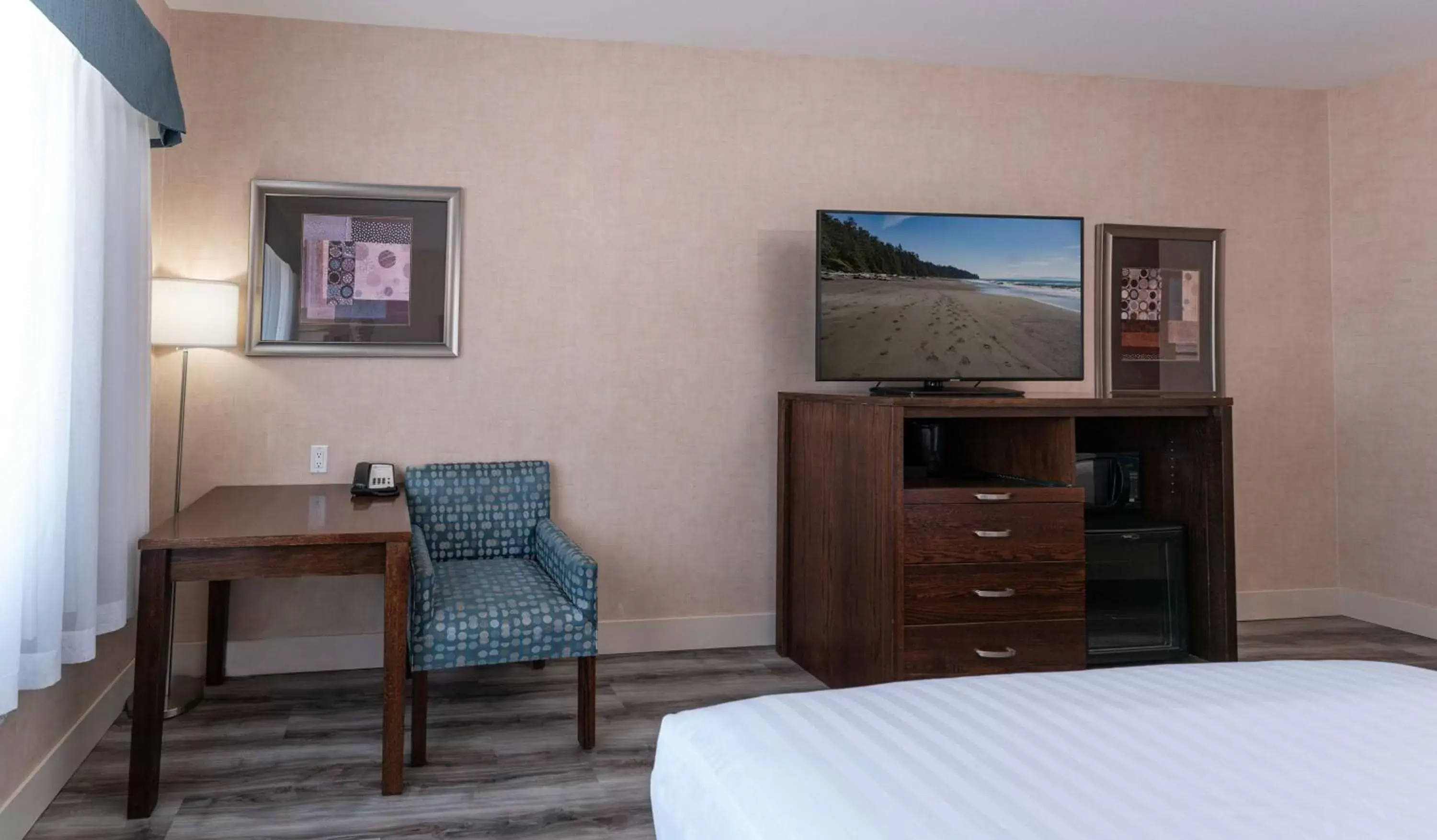 Bedroom, TV/Entertainment Center in Best Western Cranbrook Hotel