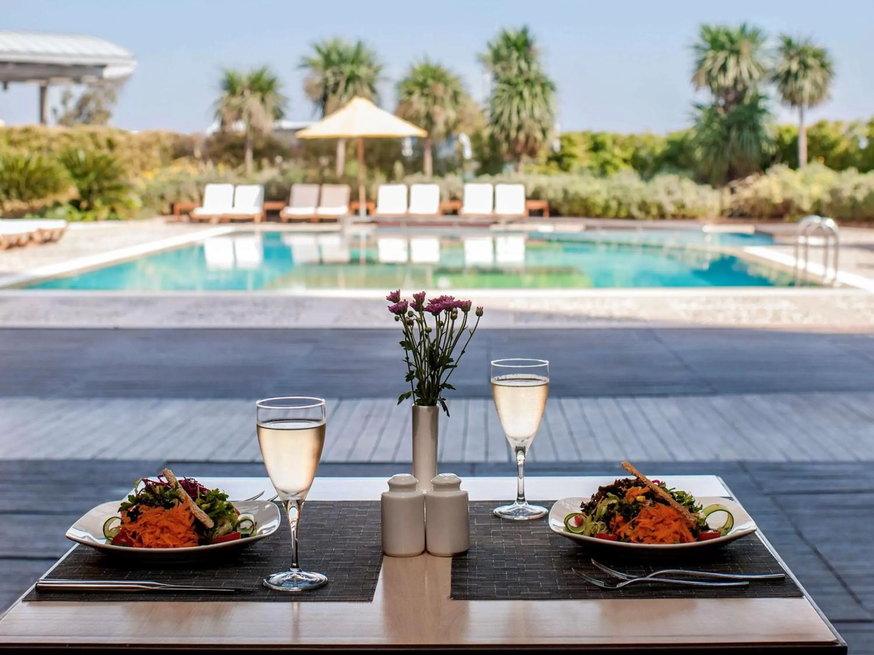 Restaurant/places to eat, Swimming Pool in Novotel Istanbul Zeytinburnu