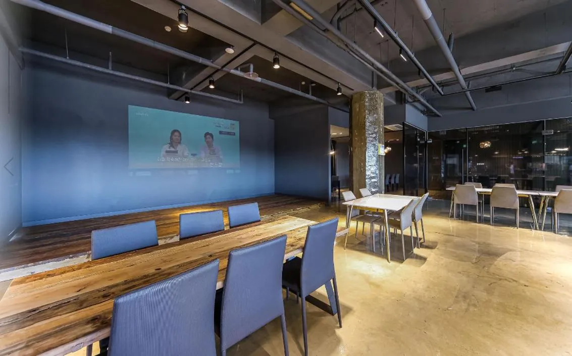 Restaurant/places to eat in CM Park Hotel