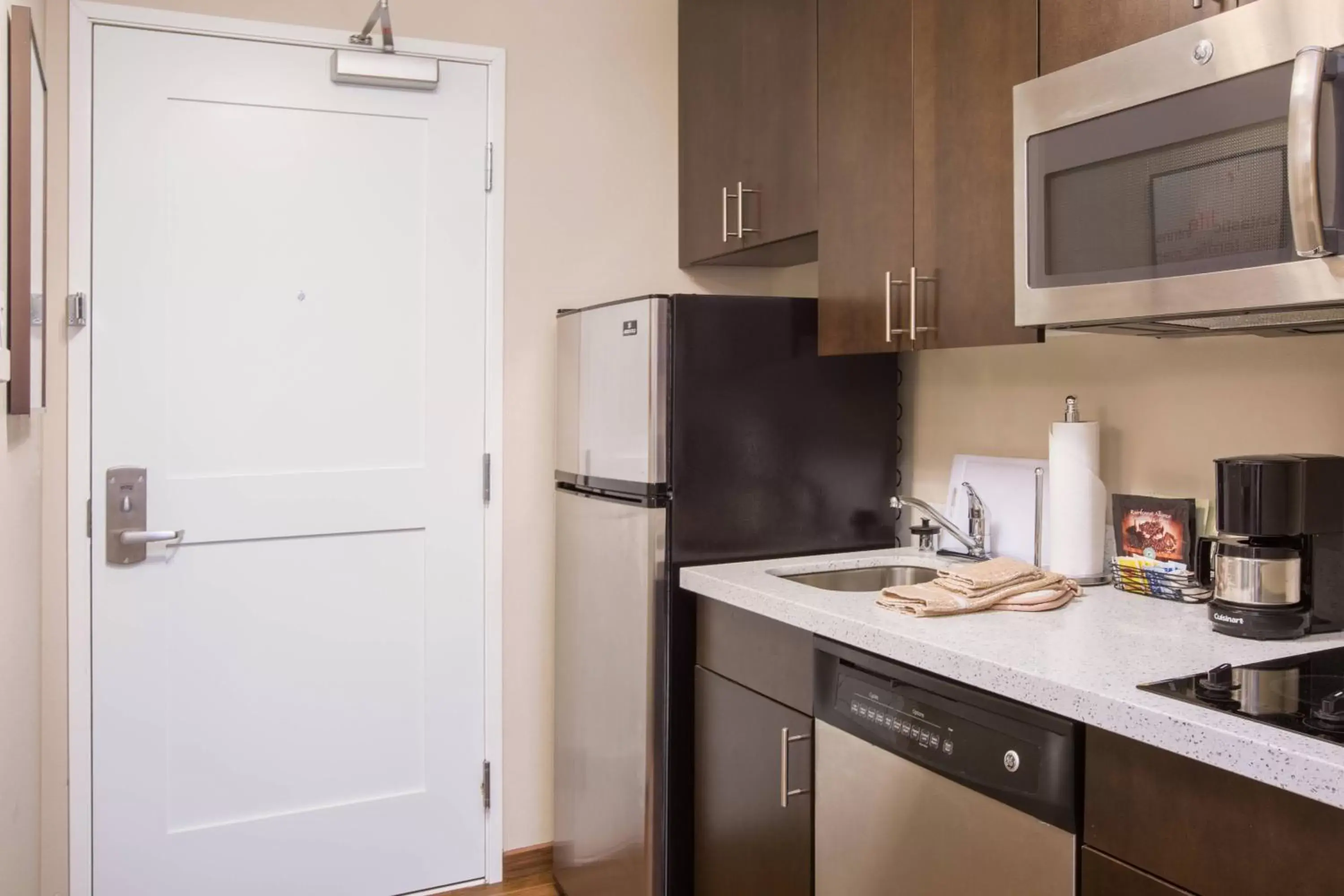 Kitchen or kitchenette, Kitchen/Kitchenette in TownePlace Suites by Marriott Olympia