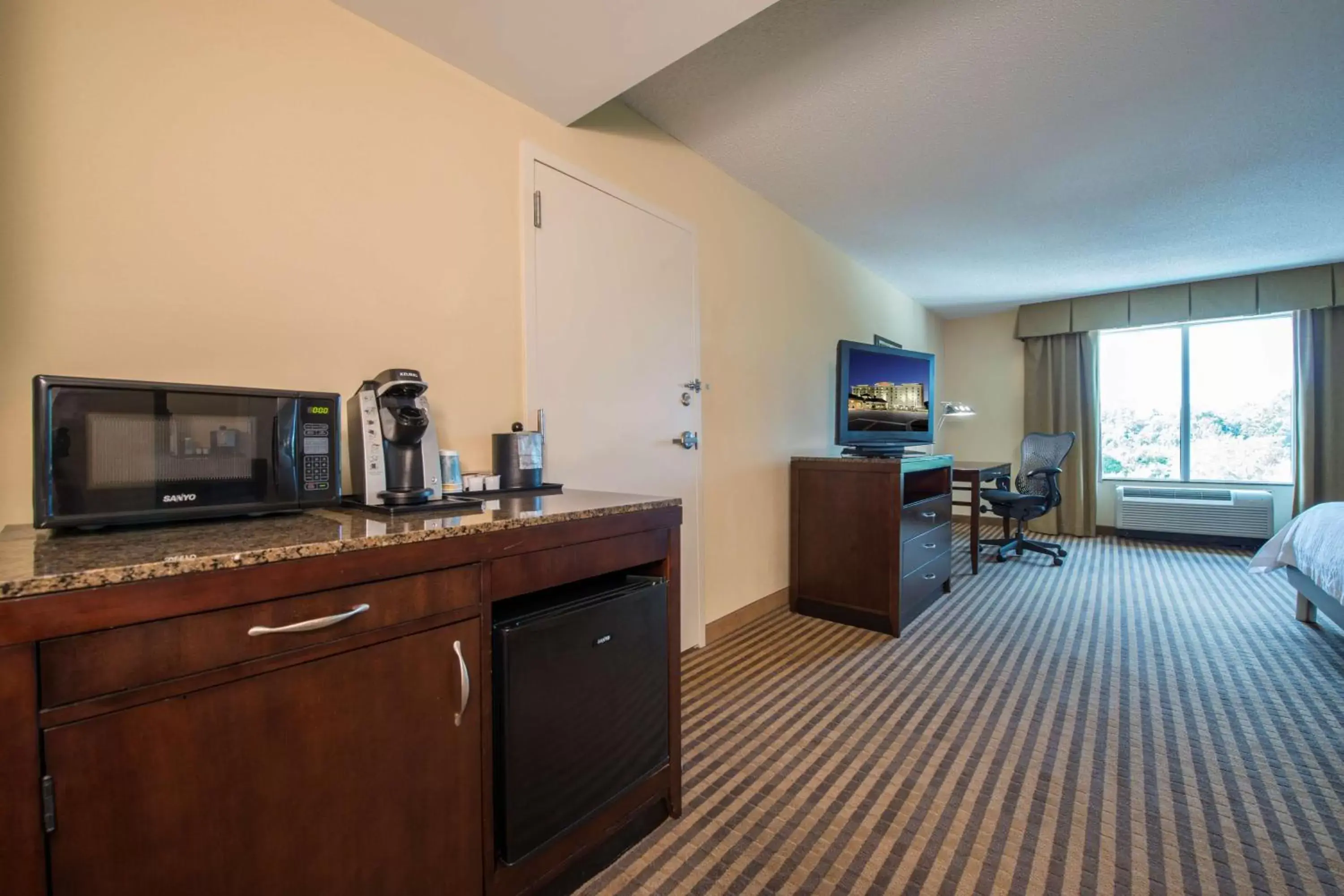Bedroom, Kitchen/Kitchenette in Hilton Garden Inn Atlanta Airport North