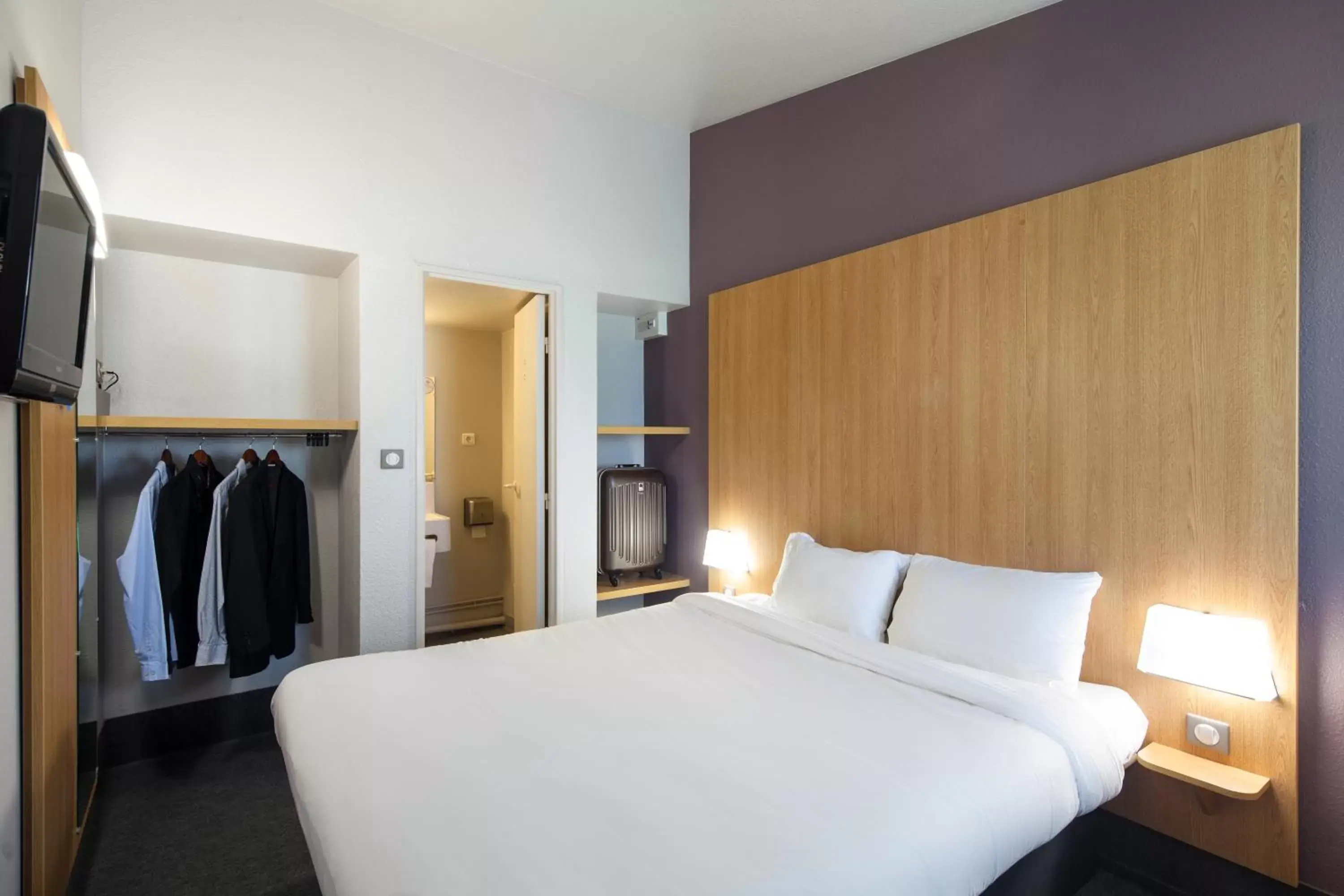 Bedroom, Bed in B&B HOTEL Troyes Barberey