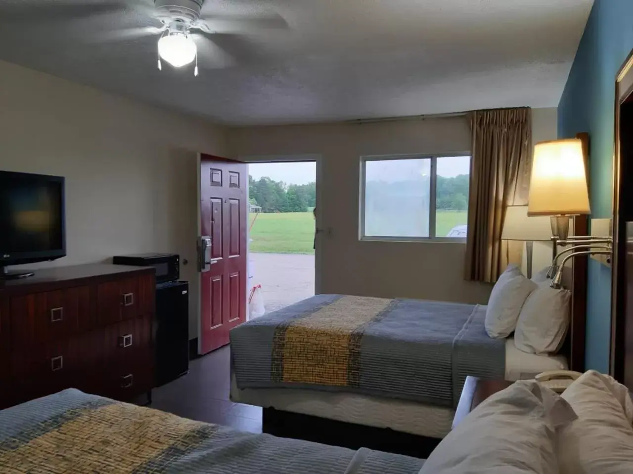 Photo of the whole room, Bed in DEERFIELD INN