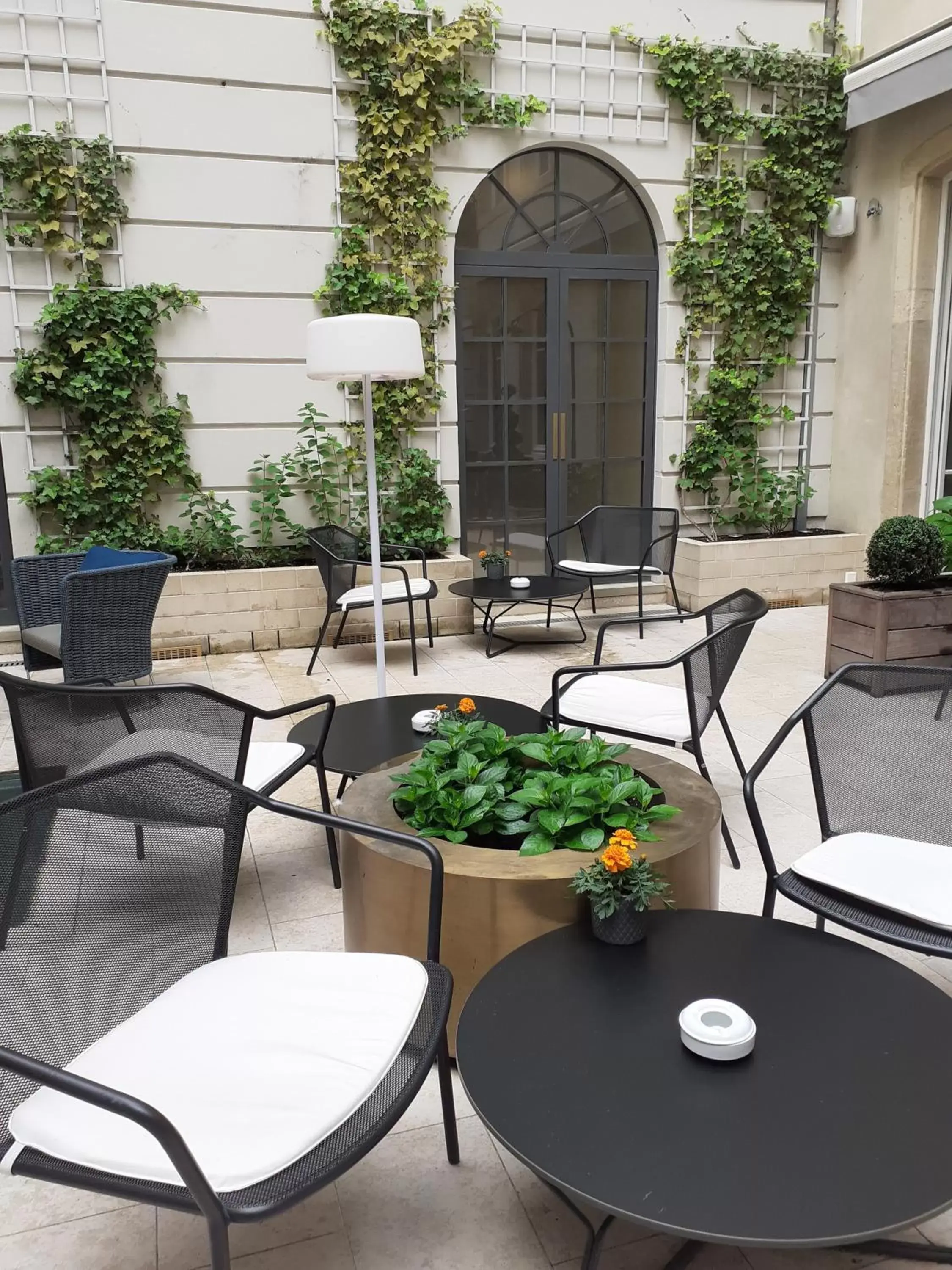 Lounge or bar, Patio/Outdoor Area in Hotel Le Place d'Armes