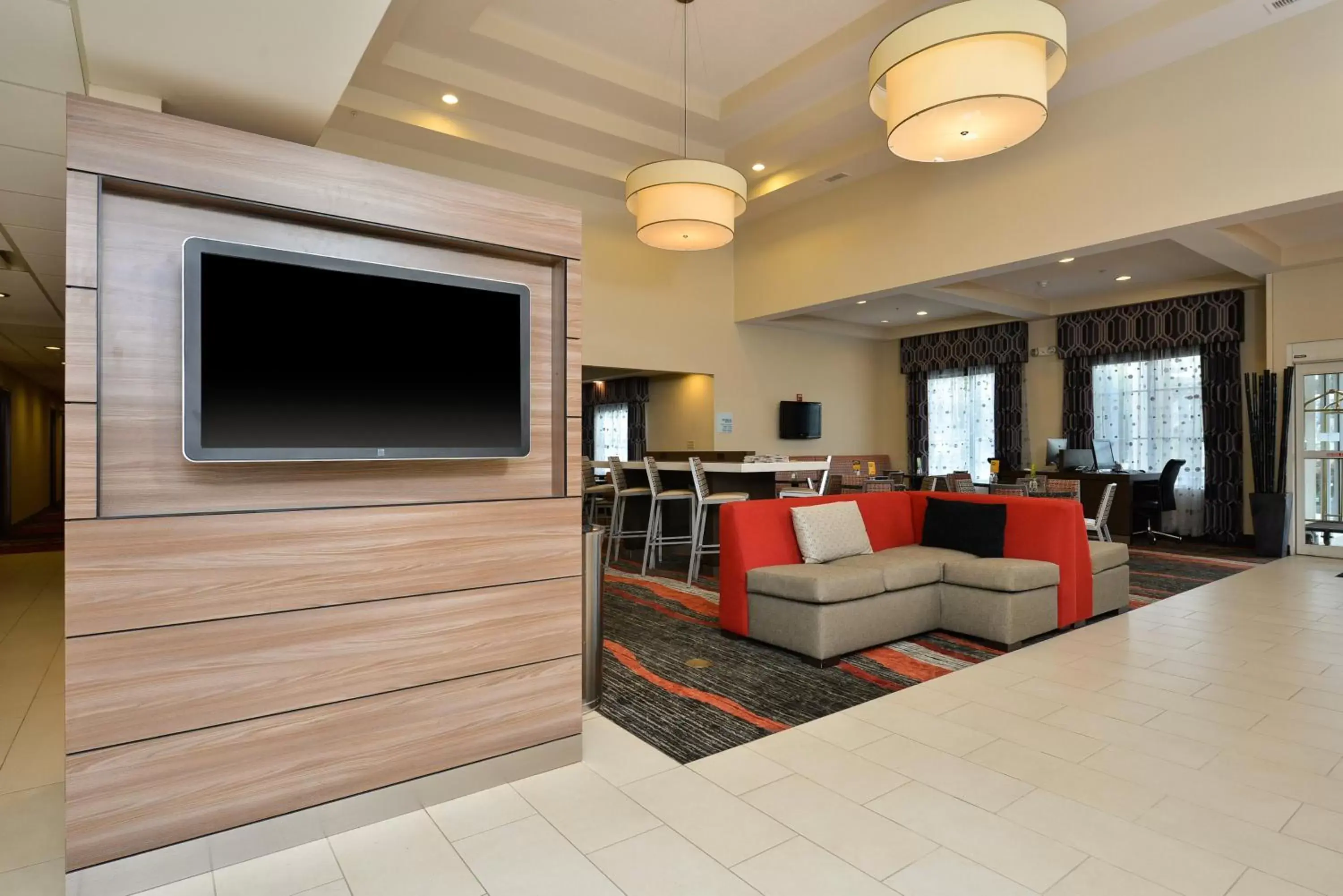 Property building, TV/Entertainment Center in Holiday Inn Express Boston/Milford Hotel, an IHG Hotel