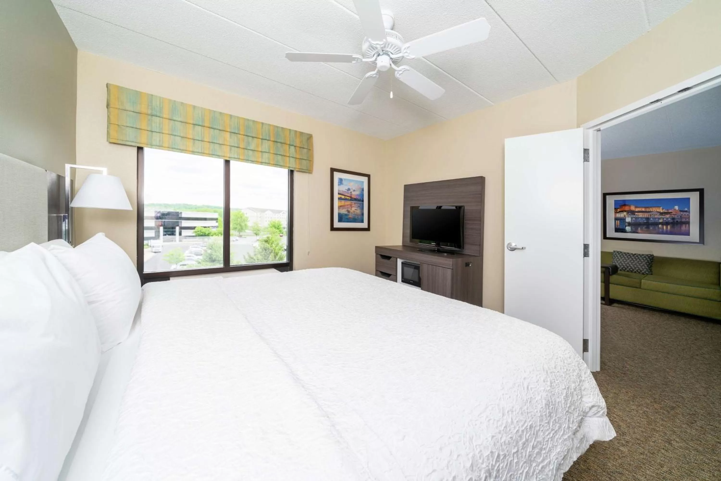 Bedroom, Bed in Hampton Inn & Suites Valley Forge/Oaks