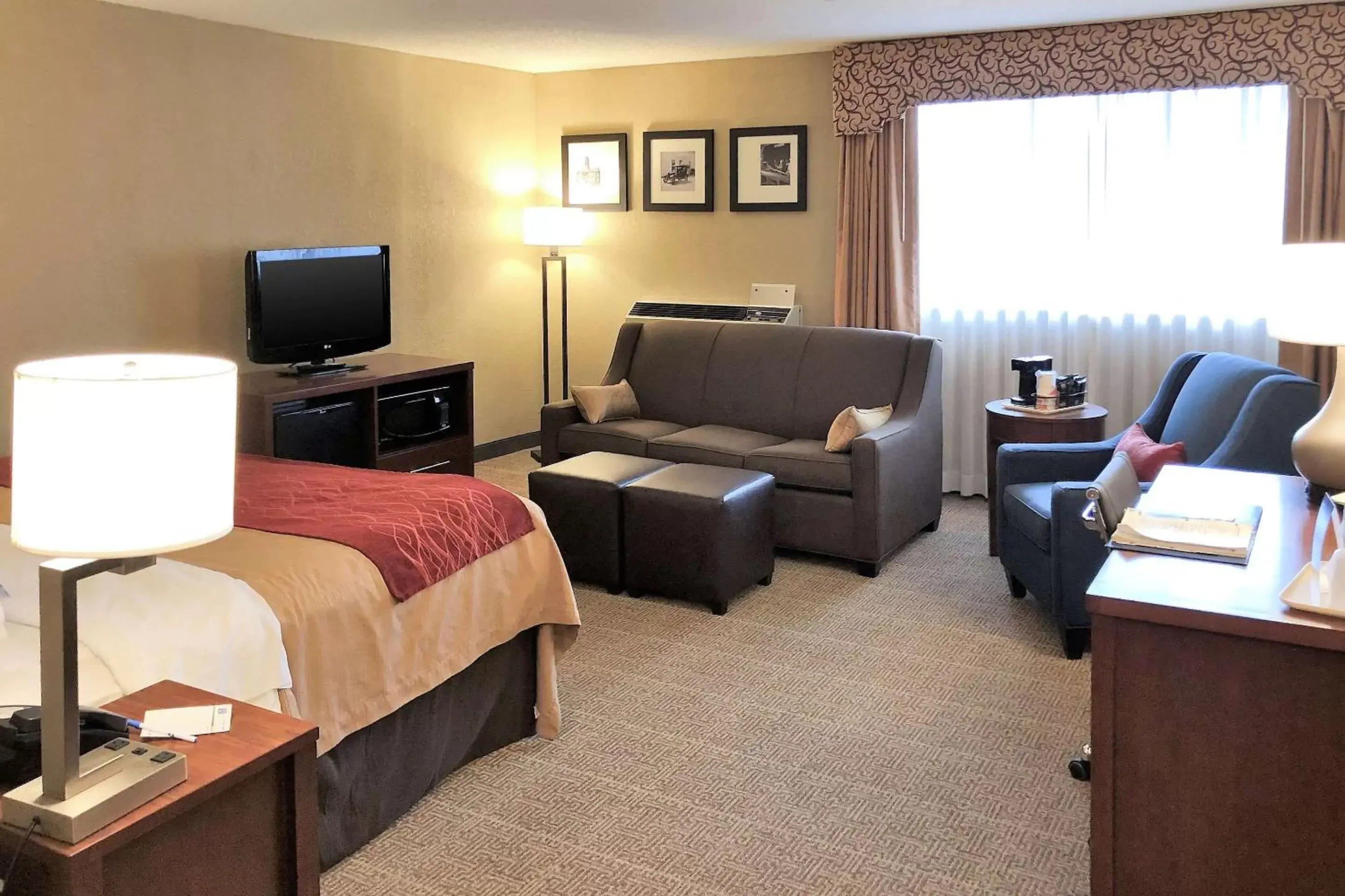 Photo of the whole room, Seating Area in Comfort Inn Farmington Hills