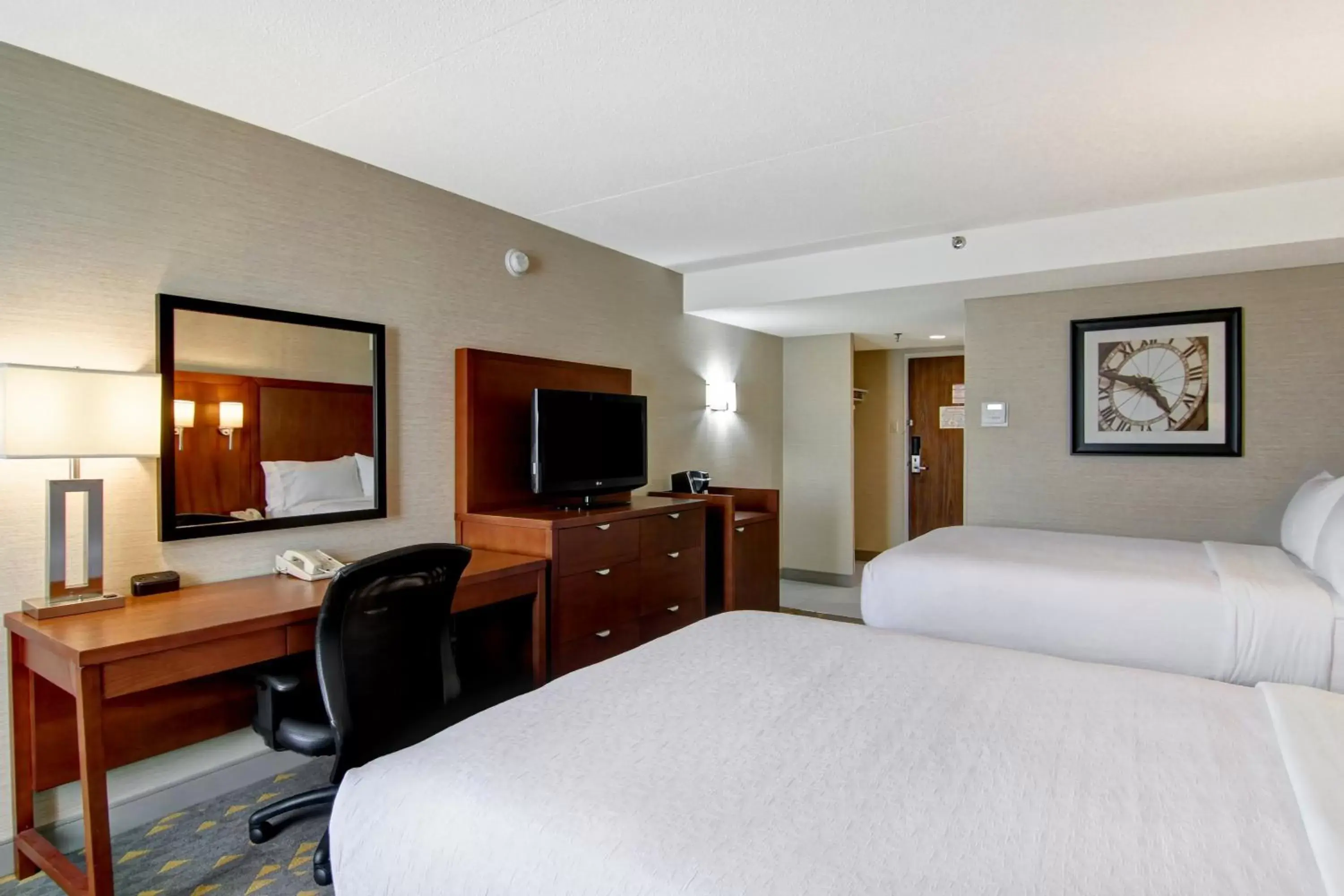 Photo of the whole room, Bed in Holiday Inn Oakville Centre, an IHG Hotel