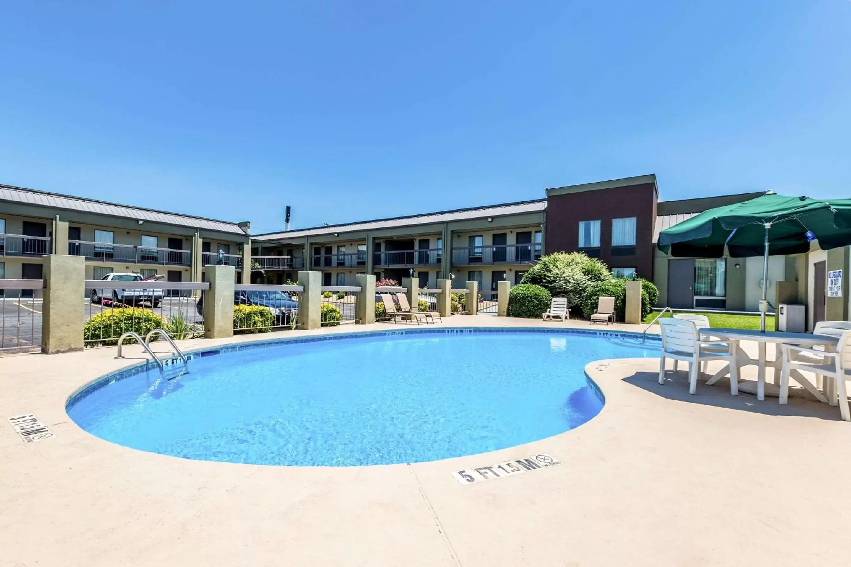 Swimming pool, Property Building in Quality Inn Simpsonville-Greenville