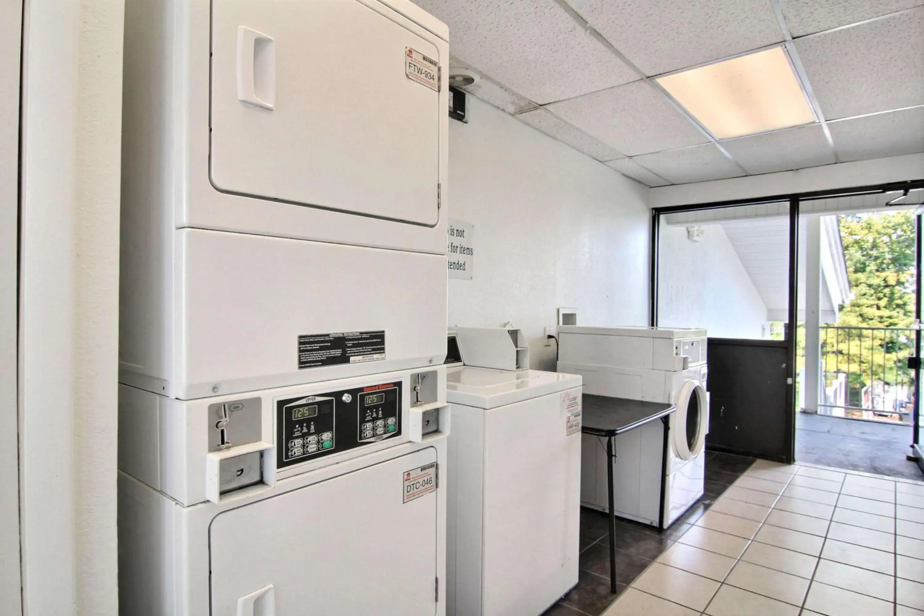 On site, Kitchen/Kitchenette in Motel 6-Middleburg Heights, OH - Cleveland