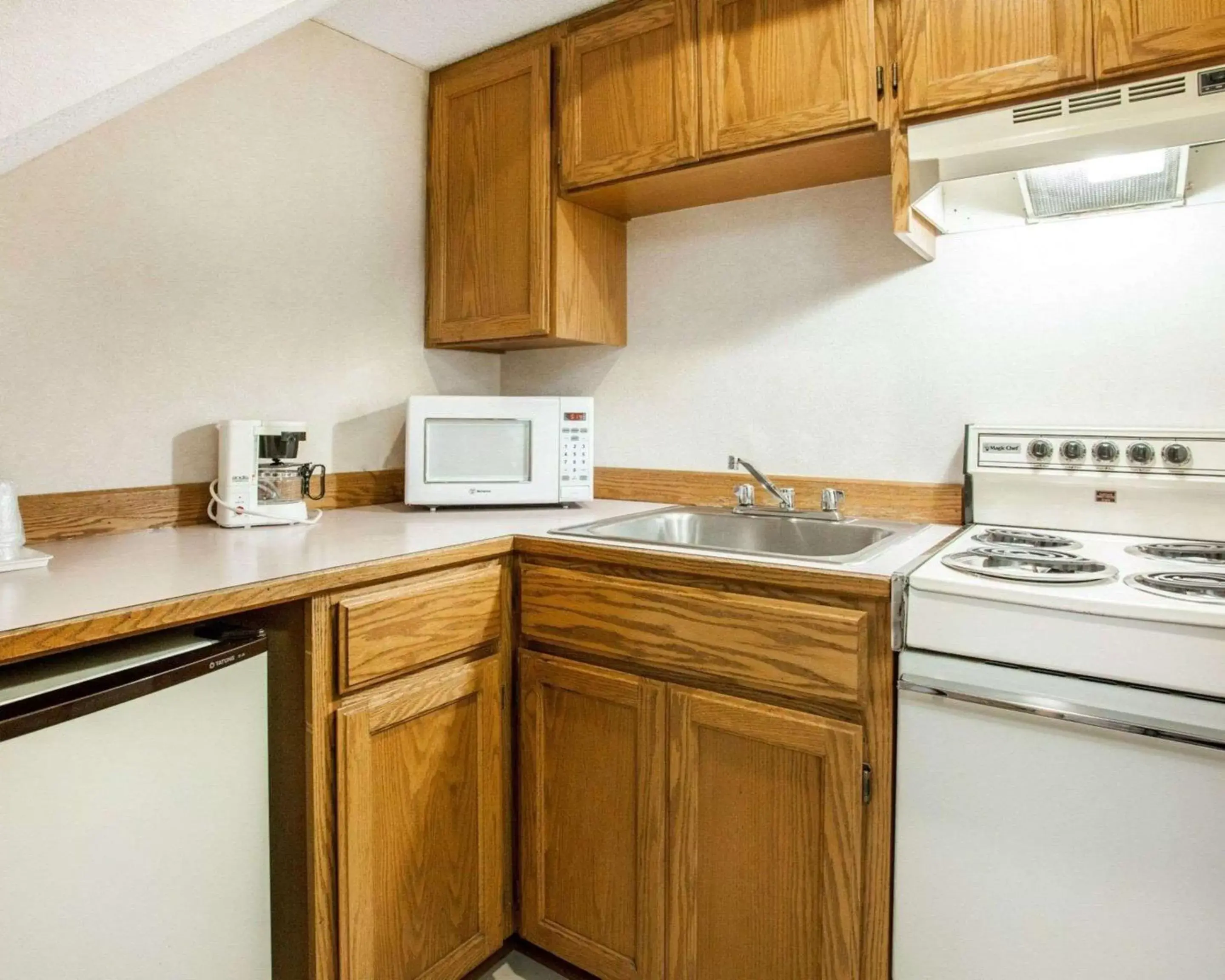 Photo of the whole room, Kitchen/Kitchenette in Quality Inn Mount Vernon