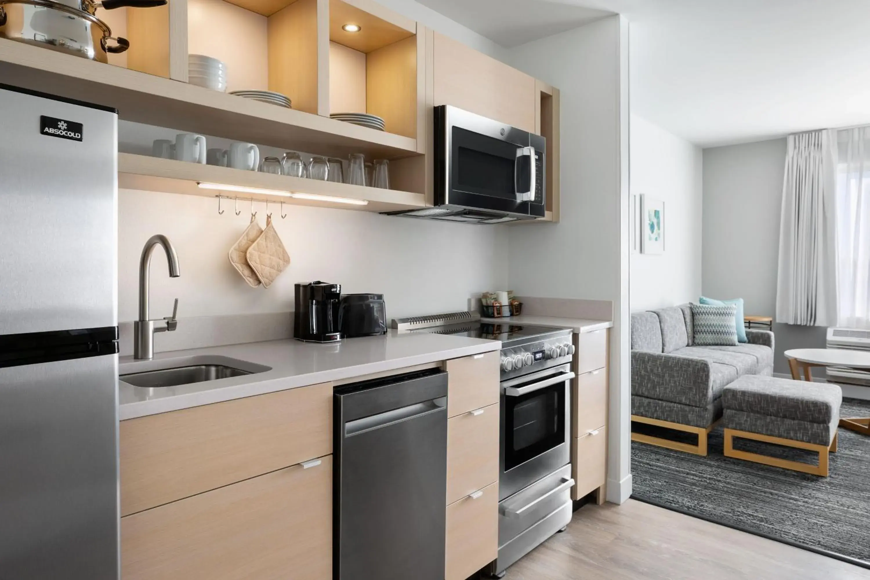 Bedroom, Kitchen/Kitchenette in TownePlace Suites by Marriott Iron Mountain