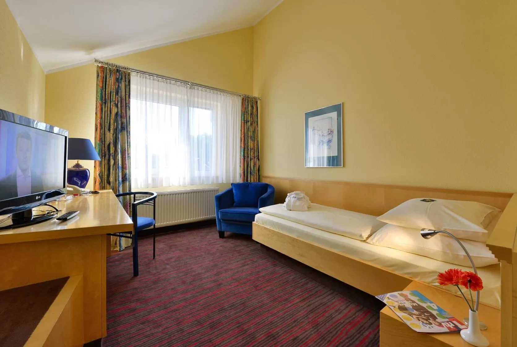 Communal lounge/ TV room, Bed in Roomingtons Lüneburger Heide