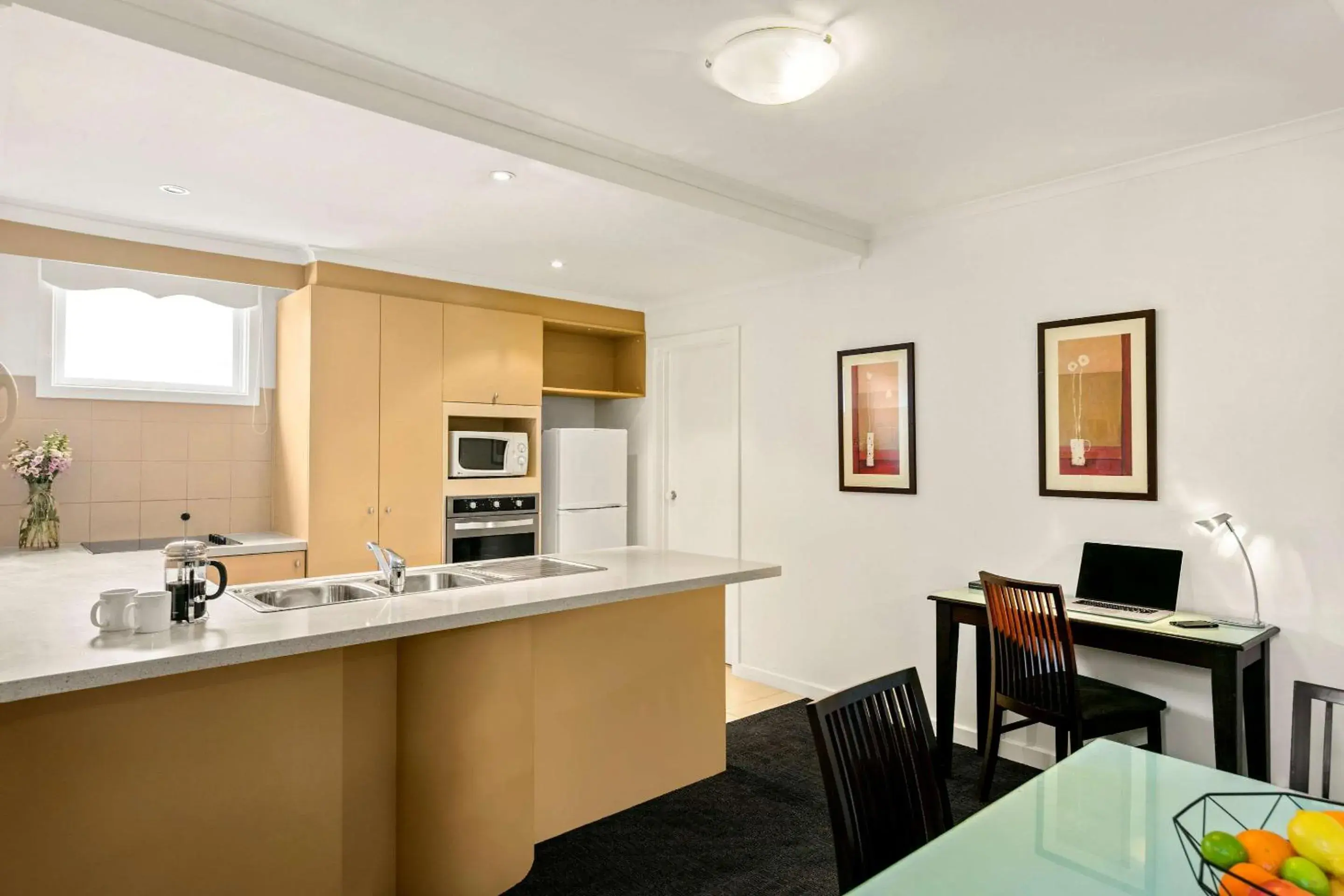 Photo of the whole room, Kitchen/Kitchenette in Comfort Apartments Royal Gardens