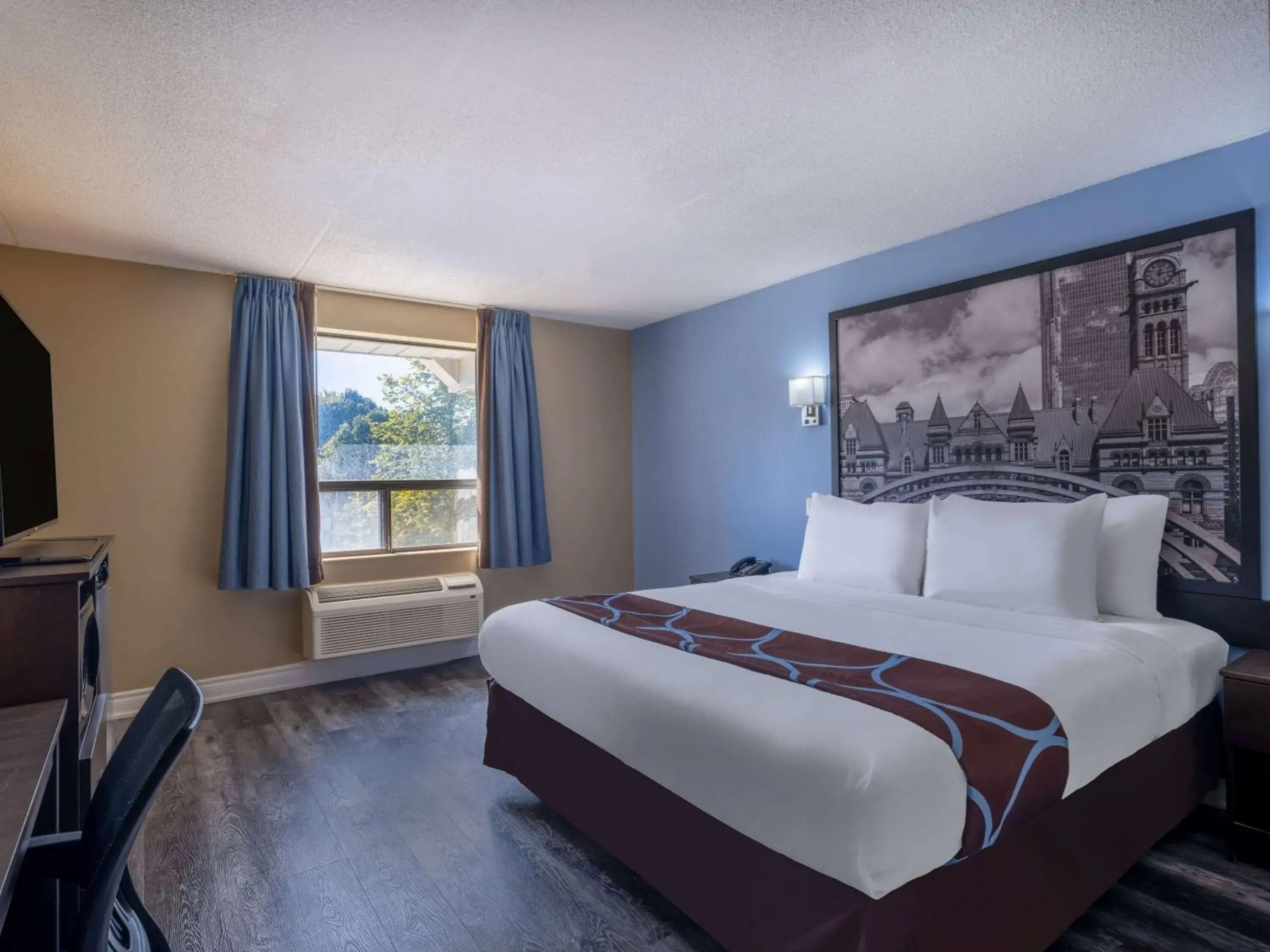 Photo of the whole room, Bed in Super 8 by Wyndham Toronto East ON