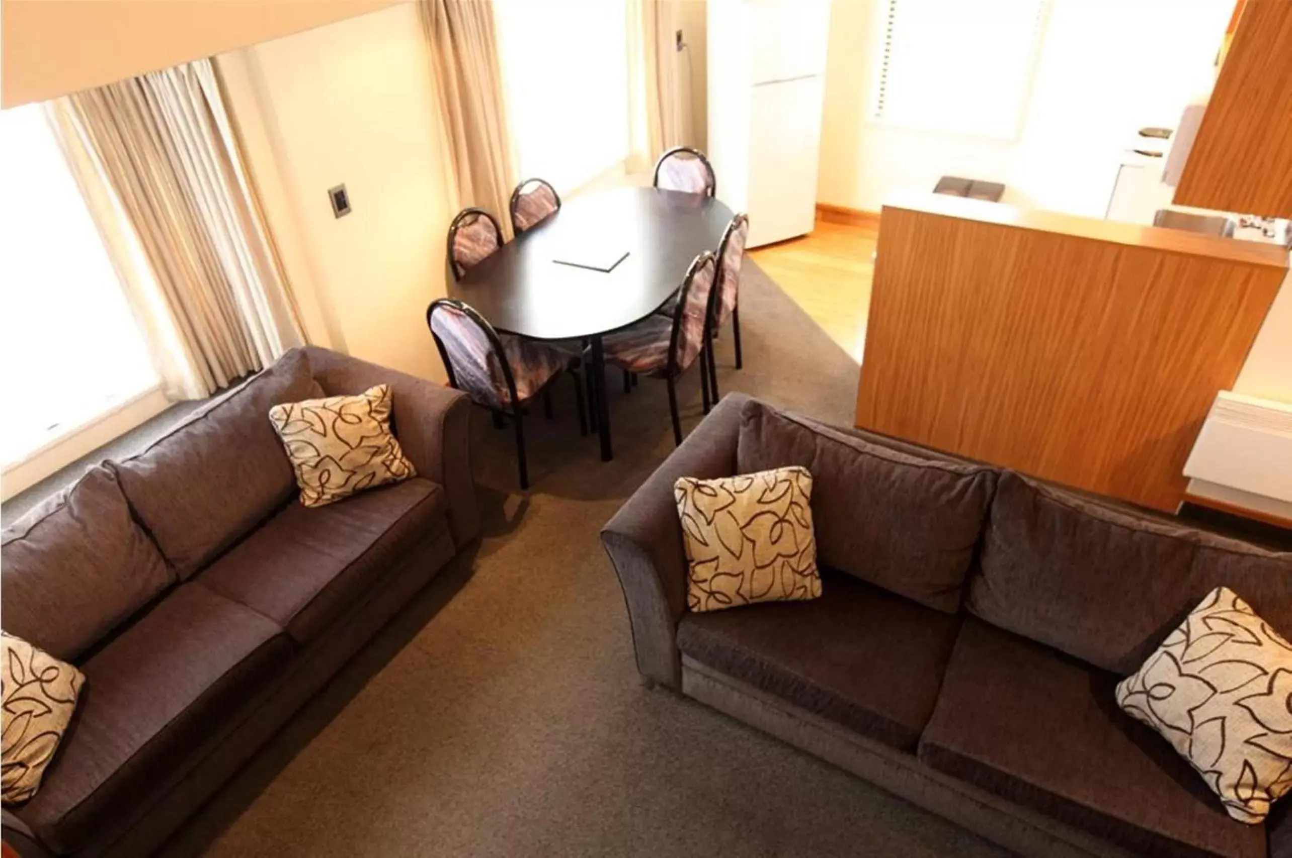 Living room, Seating Area in Airport Gateway Motor Lodge