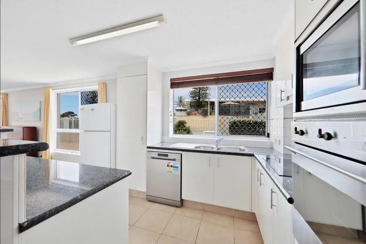 Kitchen or kitchenette, Kitchen/Kitchenette in Bargara Blue Resort