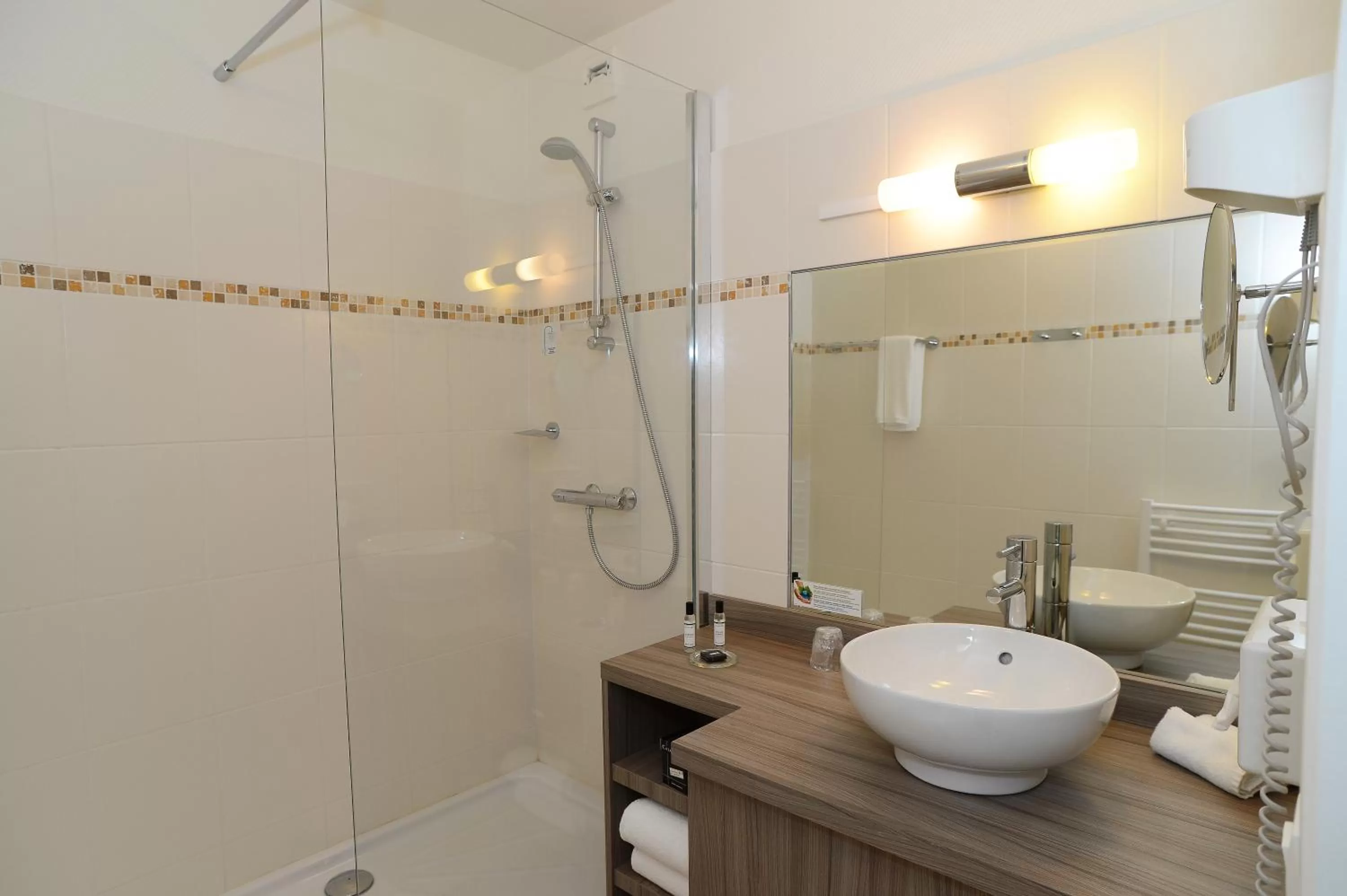 Bathroom in Clos St Eloi, The Originals Relais (Relais du Silence)