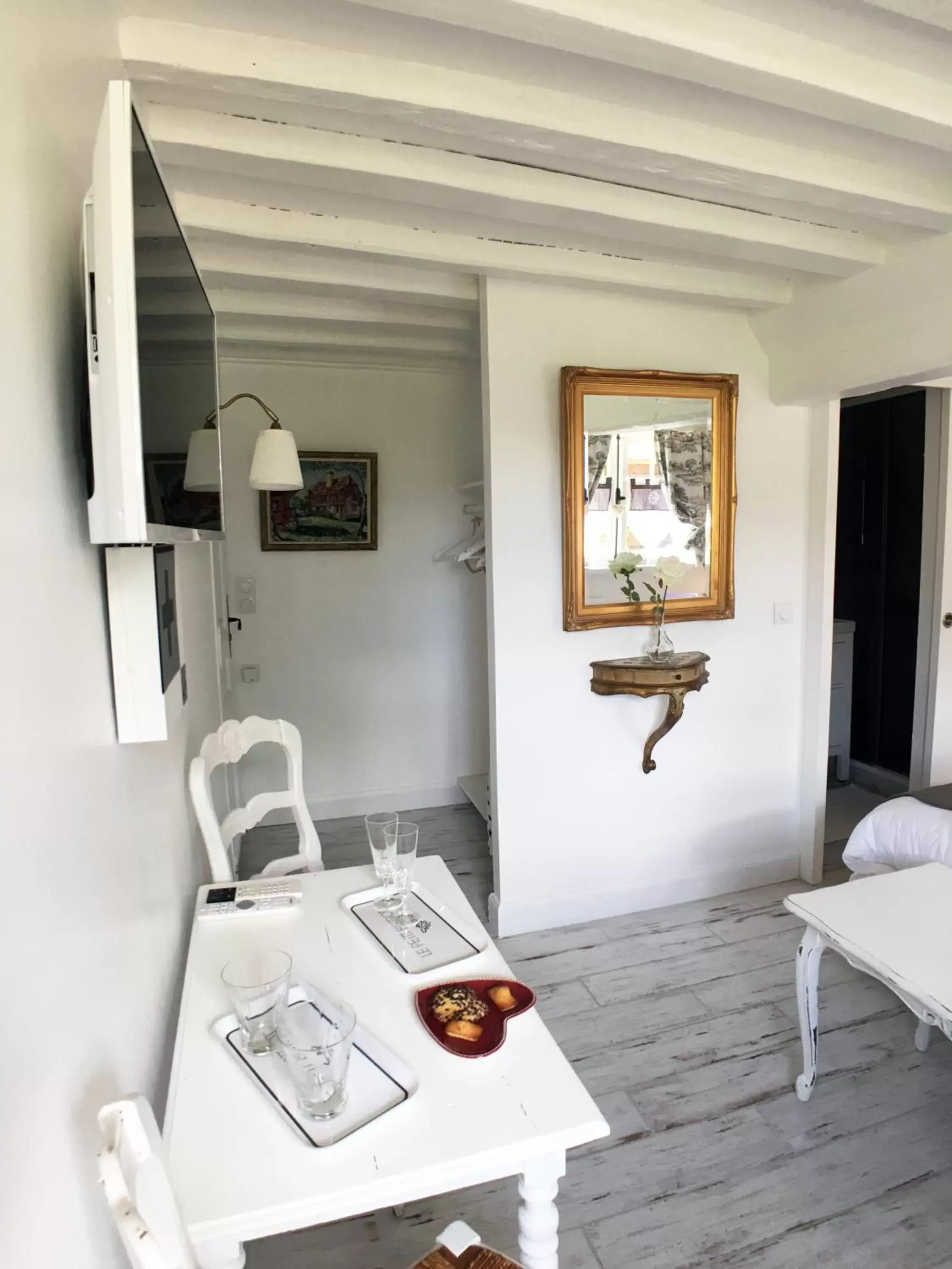 Bedroom, Dining Area in La Romance et la Romanesque