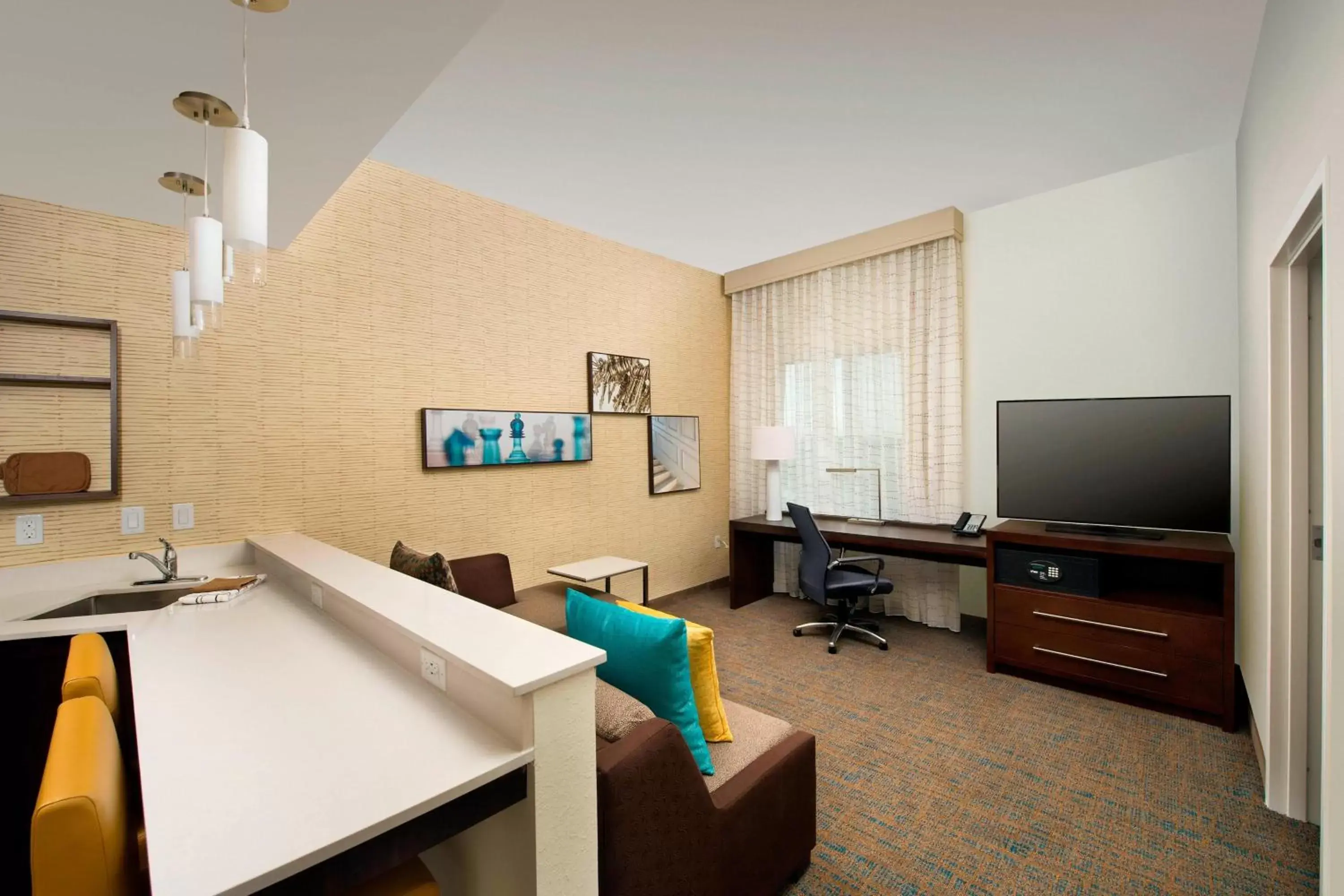Living room, TV/Entertainment Center in Residence Inn by Marriott Miami Airport West/Doral