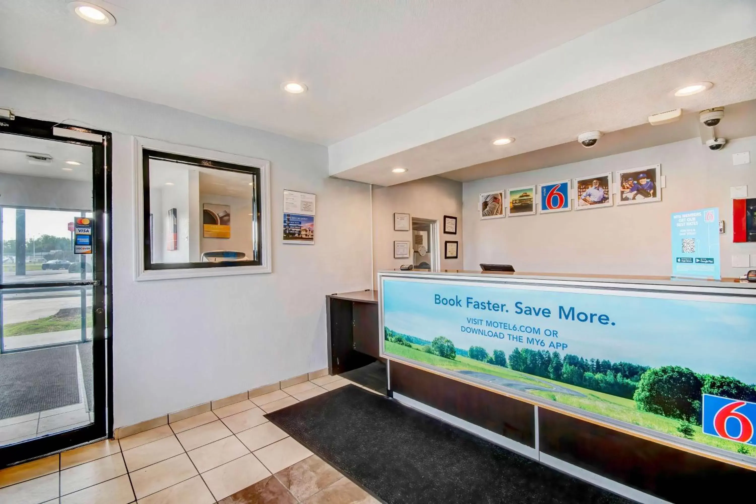 Lobby or reception in Motel 6-Port Allen, LA - Baton Rouge Lobby or reception in Motel 6-Port Allen, LA - Baton Rouge