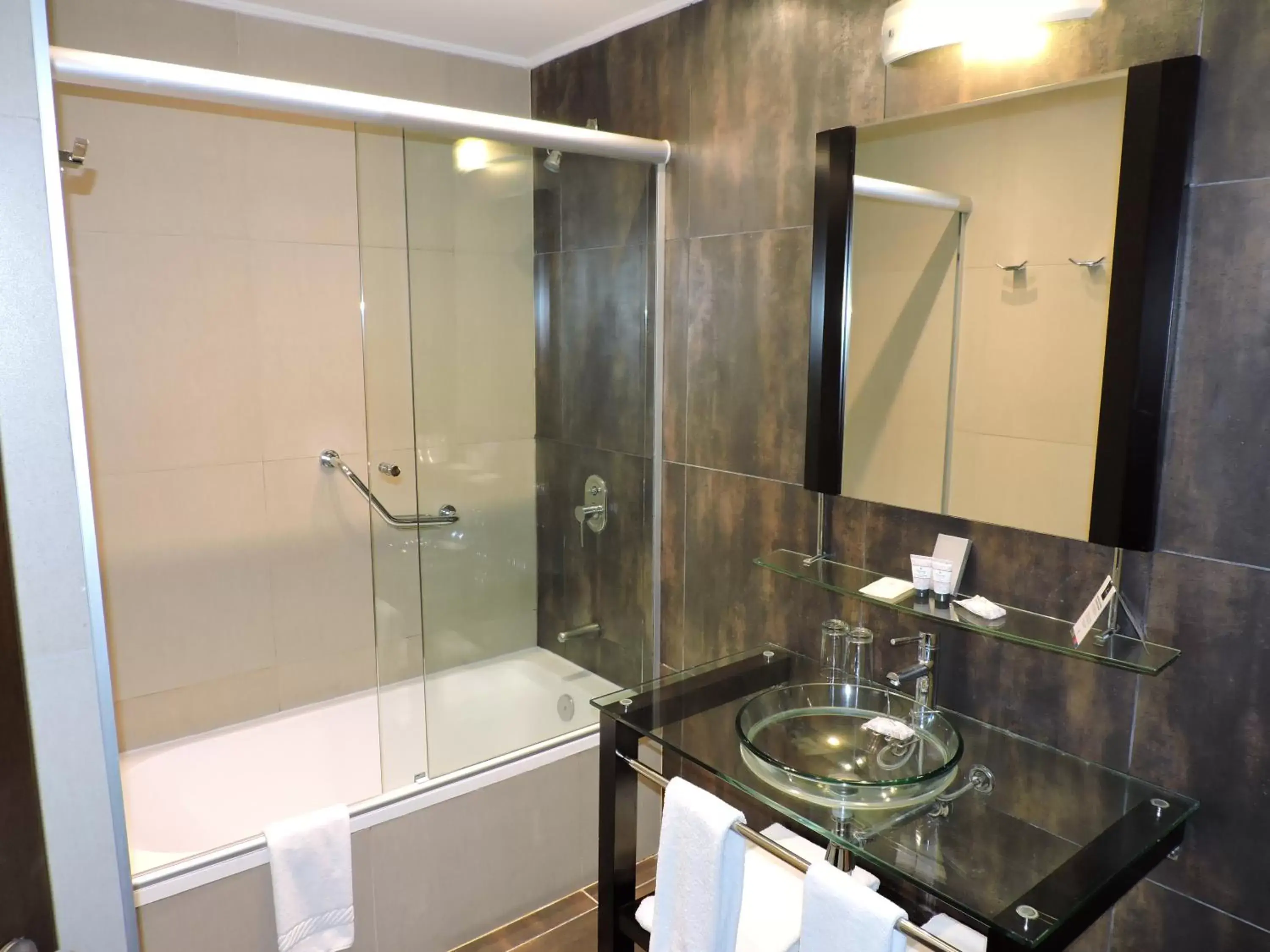 Bathroom in Regency Park Hotel