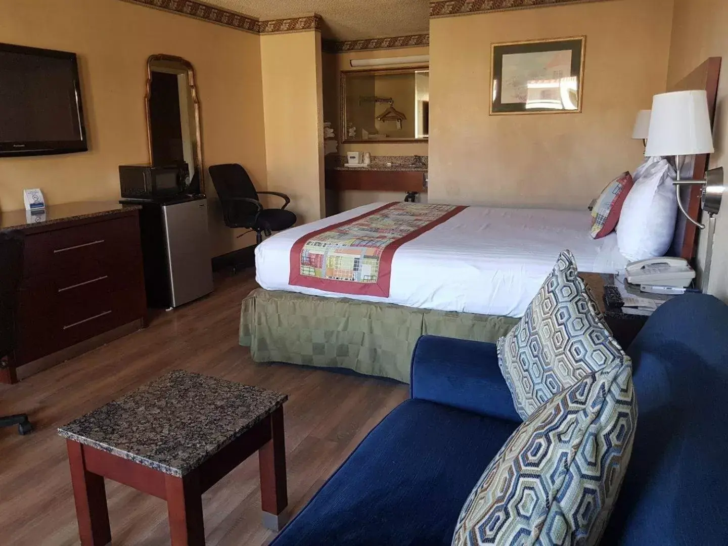 Bed in Travelodge by Wyndham Costa Mesa Newport Beach Hacienda Bed in Travelodge by Wyndham Costa Mesa Newport Beach Hacienda