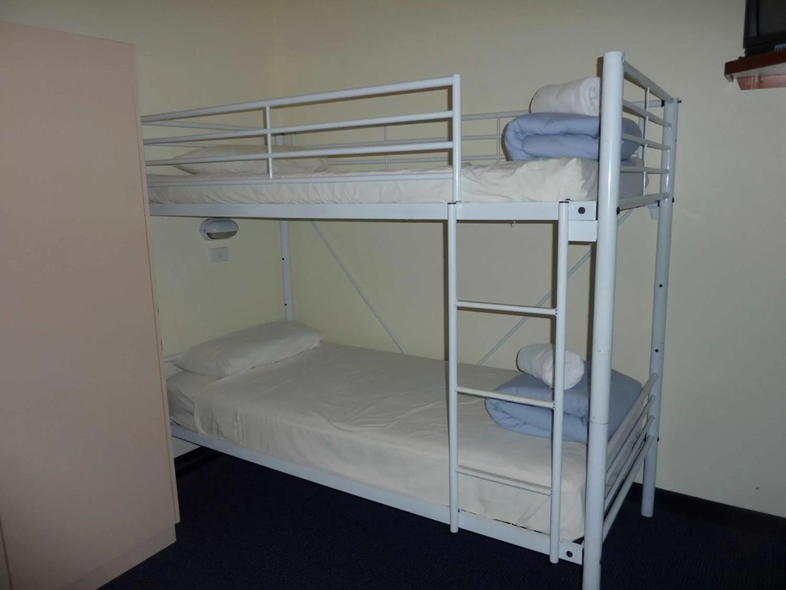 Bed, Bunk Bed in Sapphire Waters Motor Inn