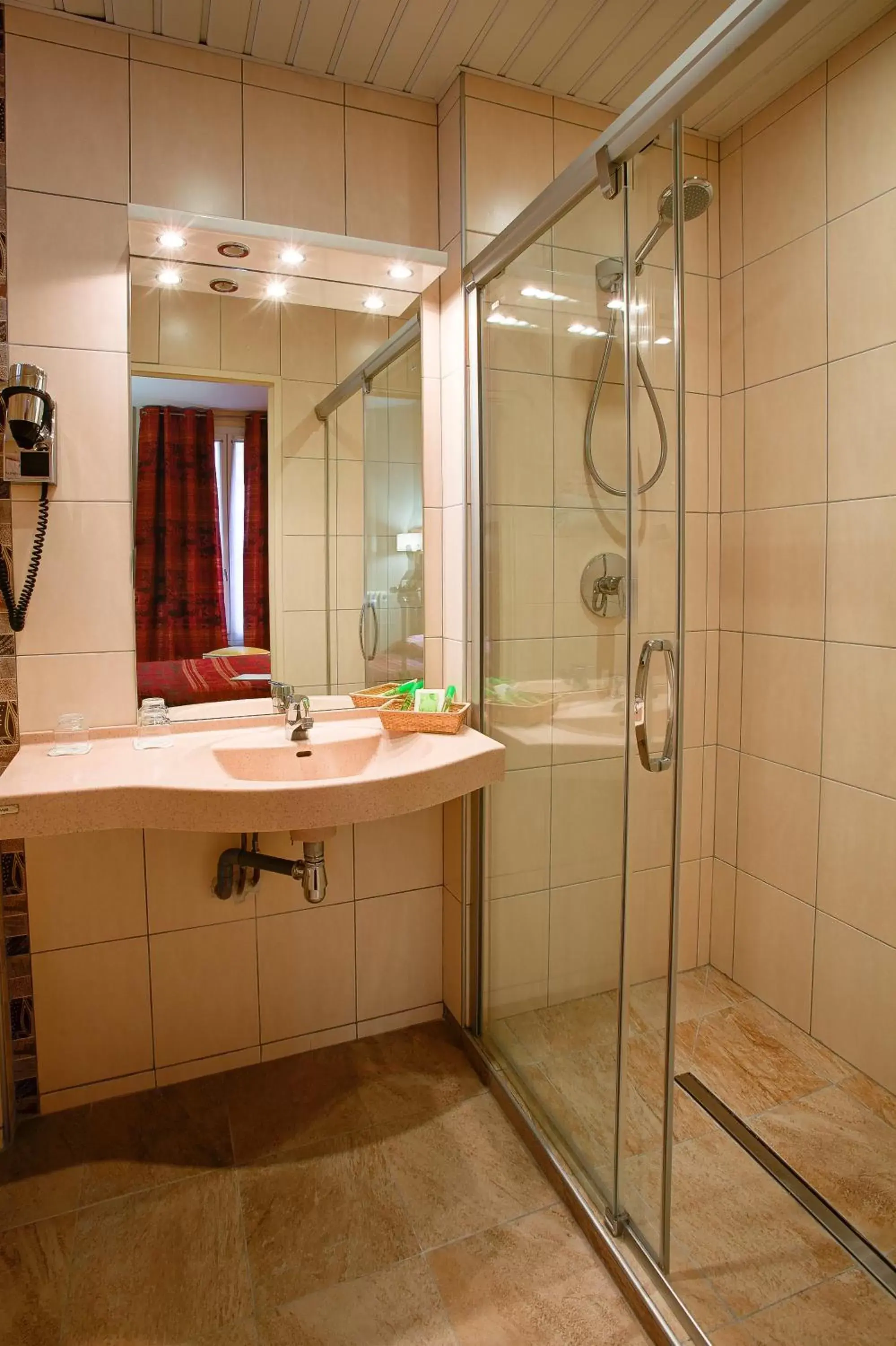 Bathroom in Hotel Terminus Montparnasse
