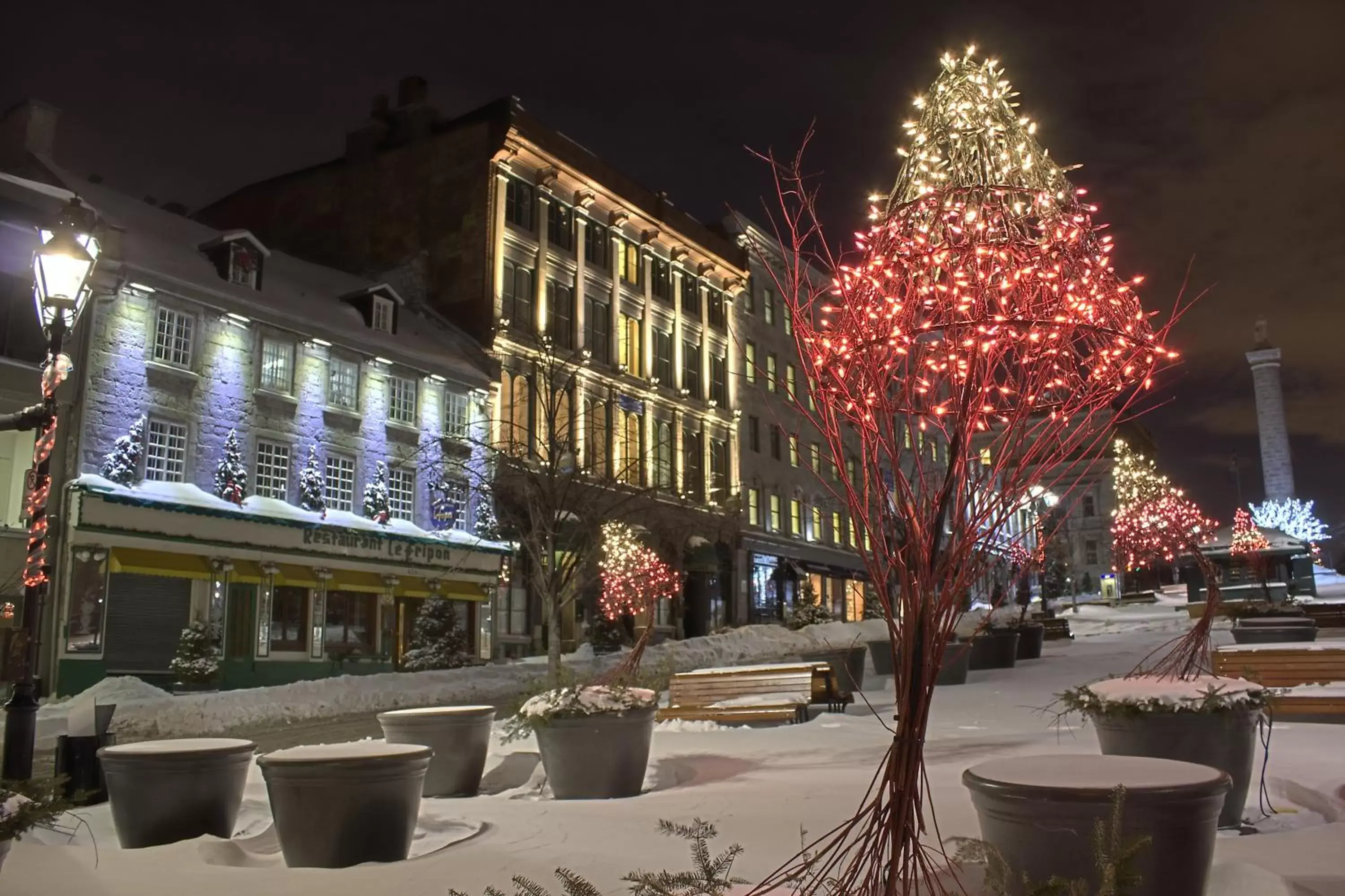 Nearby landmark, Restaurant/Places to Eat in Holiday Inn Hotel & Suites - Montreal Centre-ville Ouest, an IHG Hotel