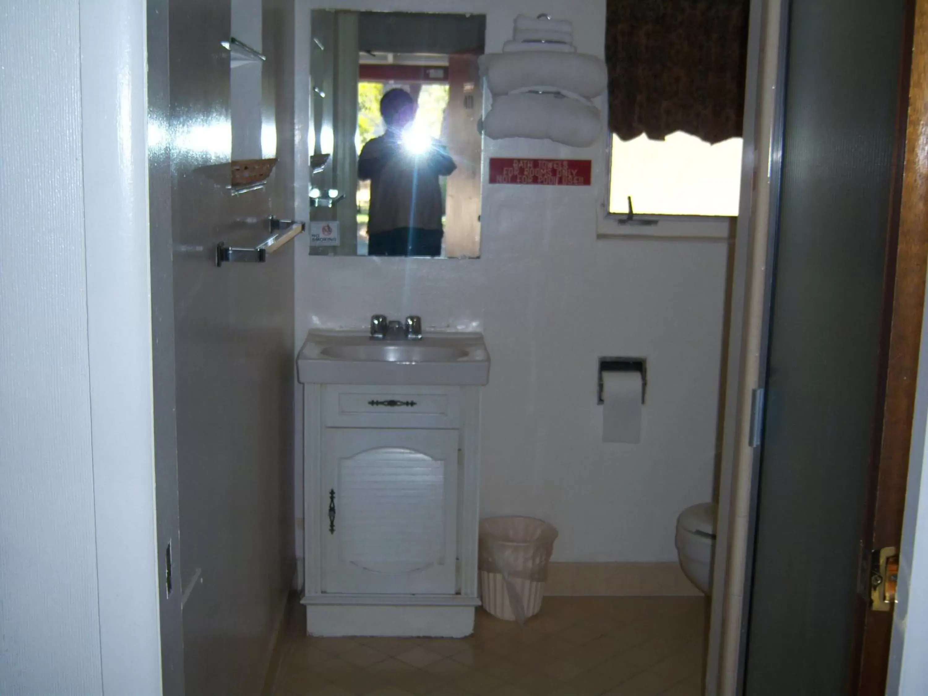 Bathroom in Shasta Dam Motel