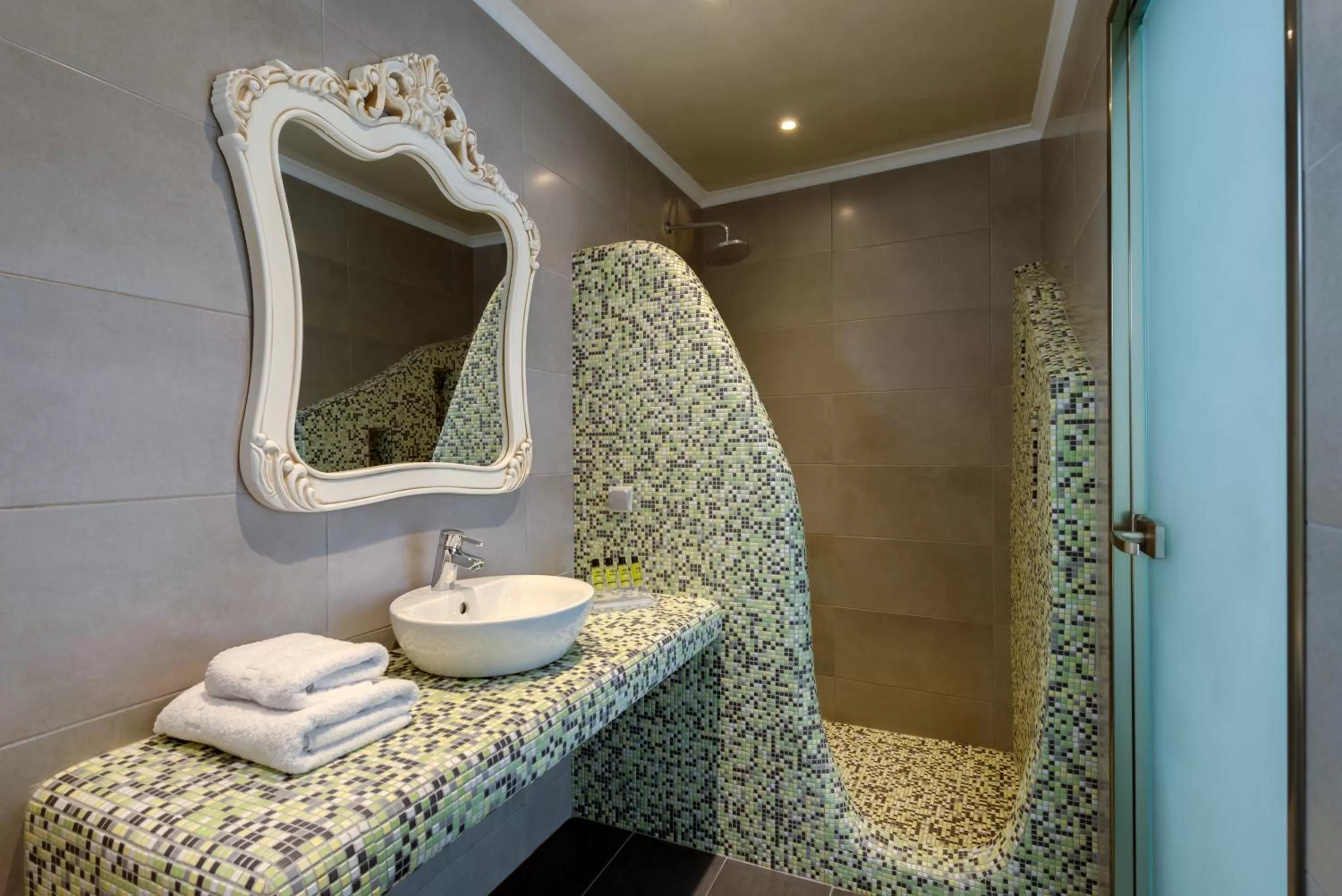 Bathroom in A&G Suites