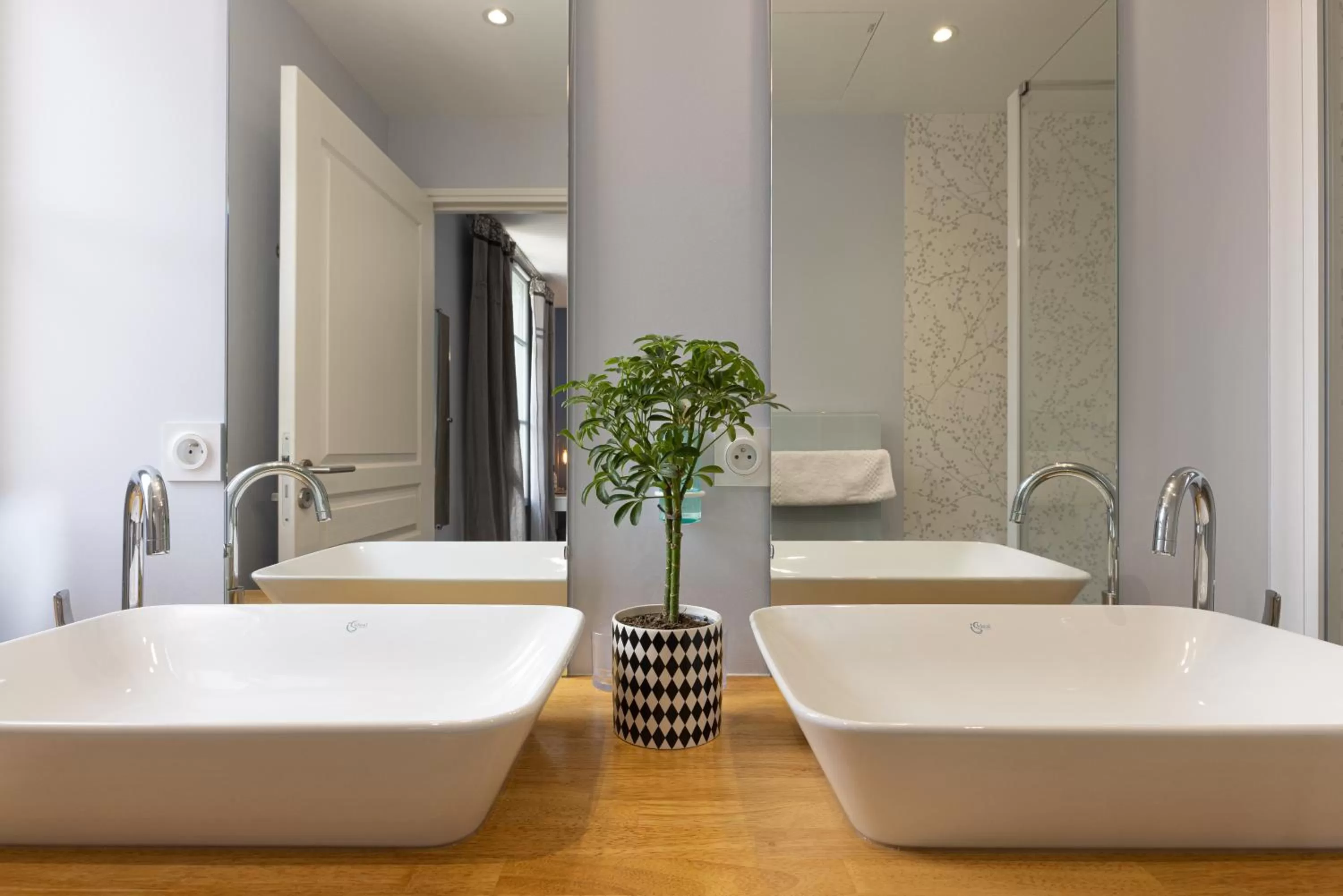 Bathroom in Hôtel-Restaurant des Augustins