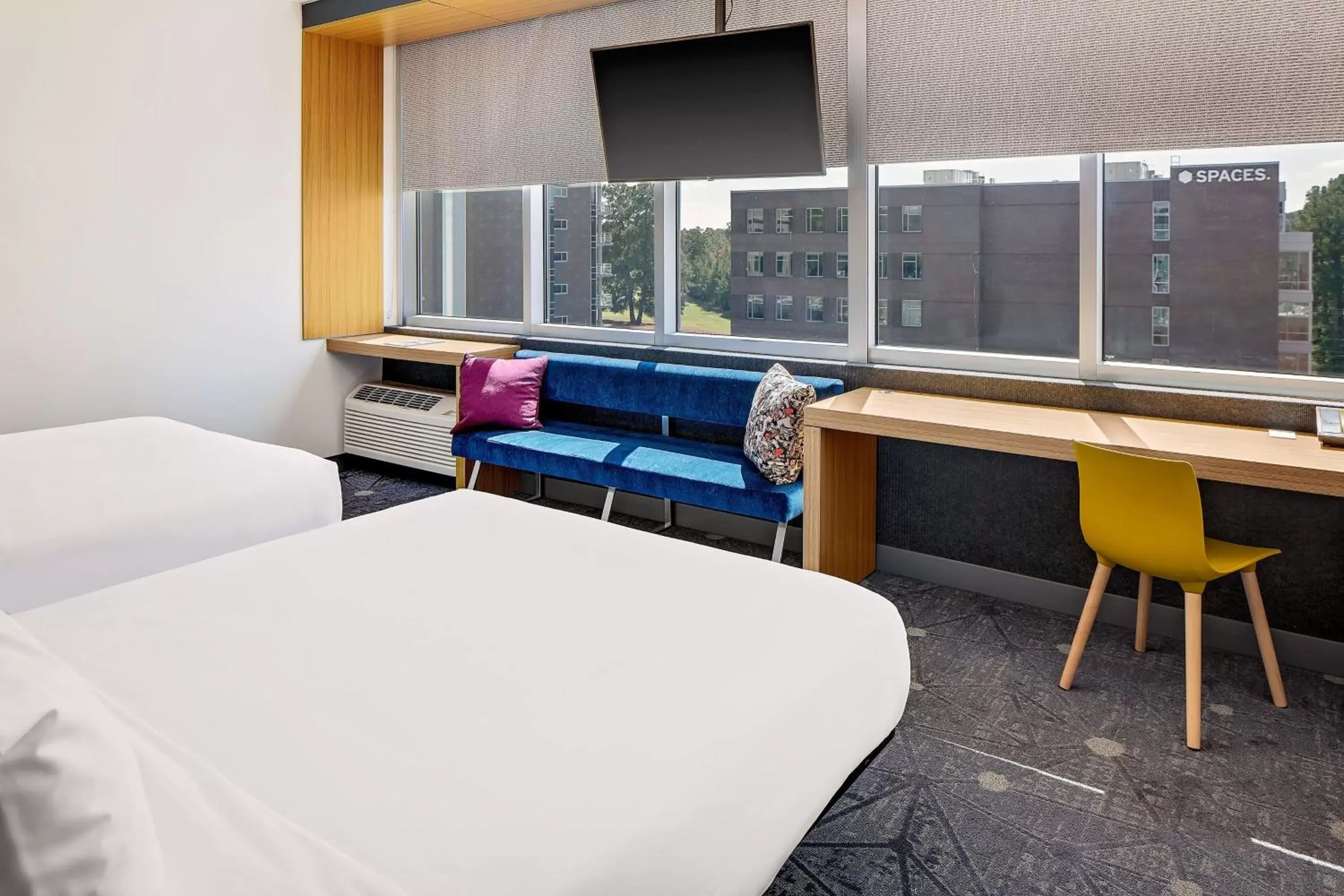 Photo of the whole room, Bed in Aloft Chapel Hill