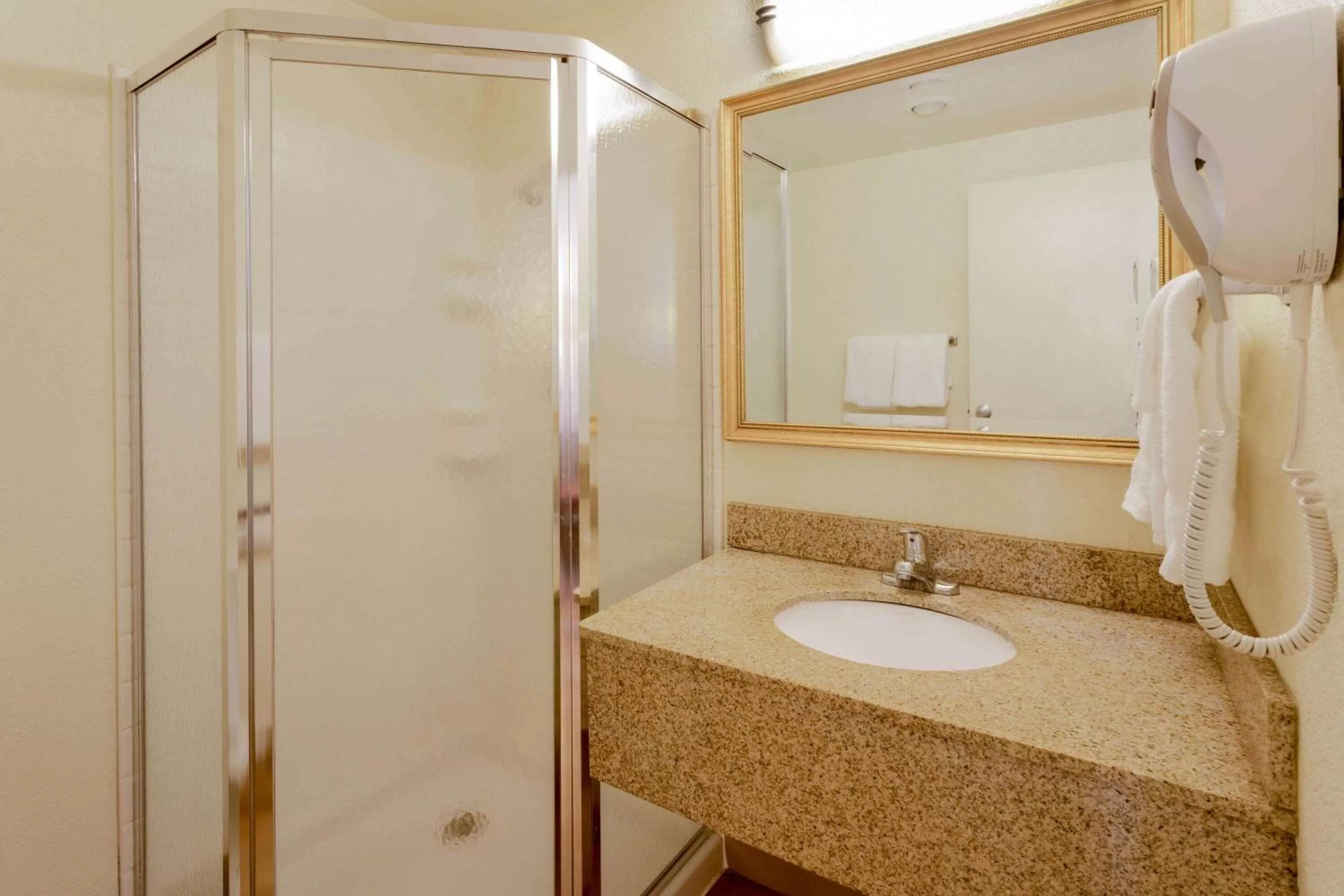 Bathroom in La Quinta Inn by Wyndham Minneapolis Airport Bloomington